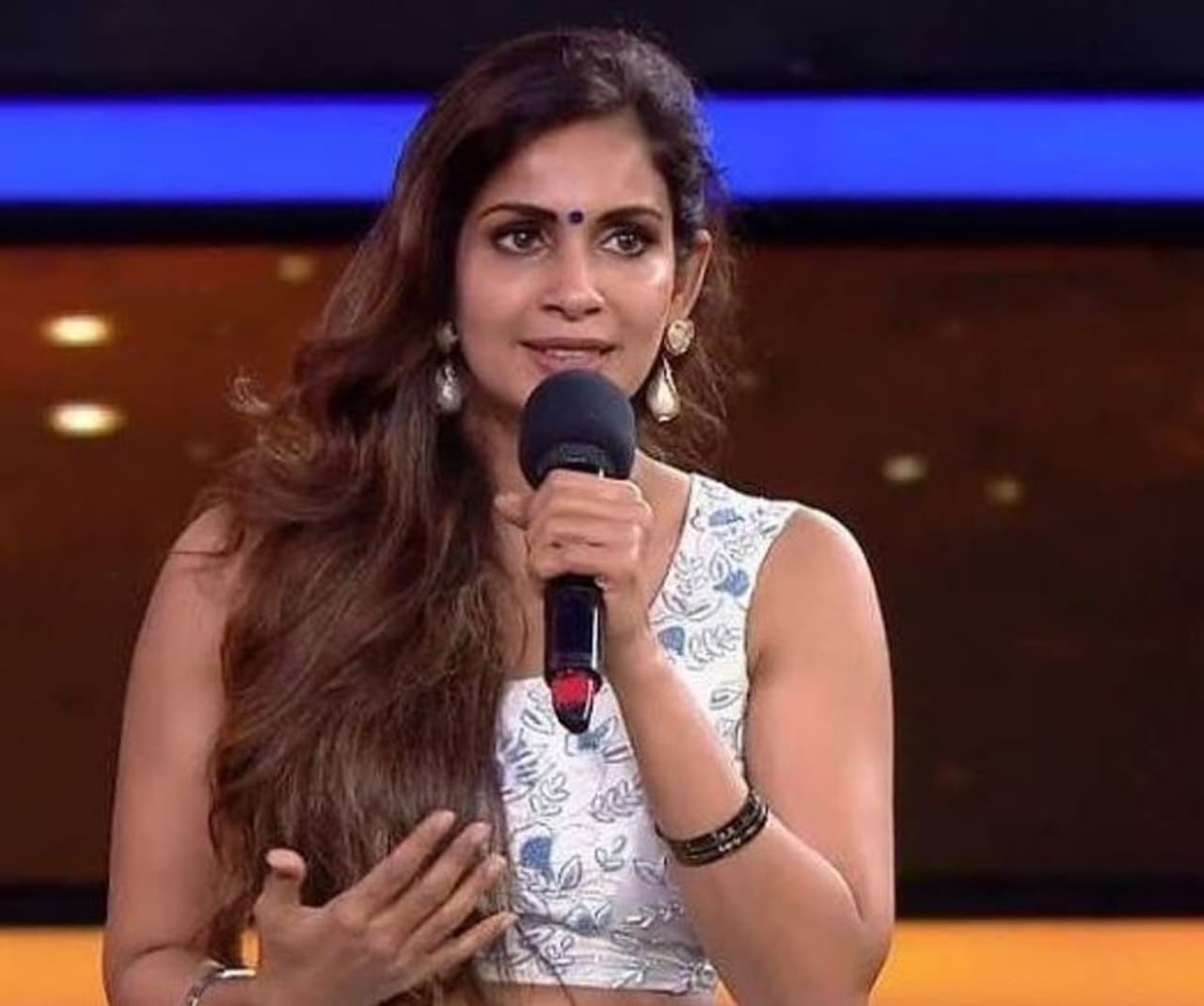 <p>இந்நிலையில் நேற்றைய தினம் ஜித்தன் ரமேஷ் அல்லது நிஷா ஆகியோரில் இருந்து ஒருவர் தான் வெளியேறுவார்கள் என அனைவரும் எதிர்பார்த்த நிலையில், யாரும் எதிர்பாராத வண்ணமாக சம்யுக்தா வெளியேறினார்.</p> <p>இந்நிலையில் நேற்றைய தினம் ஜித்தன் ரமேஷ் அல்லது நிஷா ஆகியோரில் இருந்து ஒருவர் தான் வெளியேறுவார்கள் என அனைவரும் எதிர்பார்த்த நிலையில், யாரும் எதிர்பாராத வண்ணமாக சம்யுக்தா வெளியேறினார்.</p>