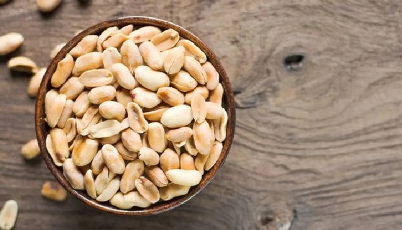 <p><strong>നിലക്കടല: </strong>ആന്റിഓക്സിഡന്റുകളുടെ മികച്ച ഉറവിടമാണ് നിലക്കടല. കൂടാതെ മോണോസാച്ചുറേറ്റഡ് കൊഴുപ്പുകളാൽ സമ്പന്നവുമാണ്. കാൽ കപ്പ് കപ്പലണ്ടിയിൽ നിങ്ങൾക്ക് ഒരു ദിവസം ആവശ്യമായ വിറ്റാമിൻ ഇ യുടെ 20 ശതമാനം അടങ്ങിയിരിക്കുന്നു. മാത്രമല്ല, ഇവ കഴിക്കുന്നതിലൂടെ കുറെ നേരത്തേക്ക് വിശപ്പ് അനുഭവപ്പെടുകയില്ല എന്നതിനാൽ, ശരീരഭാരം വർദ്ധിക്കാനുള്ള സാധ്യതയും കുറയ്ക്കുന്നു.<br /> </p> <p><strong>നിലക്കടല: </strong>ആന്റിഓക്സിഡന്റുകളുടെ മികച്ച ഉറവിടമാണ് നിലക്കടല. കൂടാതെ മോണോസാച്ചുറേറ്റഡ് കൊഴുപ്പുകളാൽ സമ്പന്നവുമാണ്. കാൽ കപ്പ് കപ്പലണ്ടിയിൽ നിങ്ങൾക്ക് ഒരു ദിവസം ആവശ്യമായ വിറ്റാമിൻ ഇ യുടെ 20 ശതമാനം അടങ്ങിയിരിക്കുന്നു. മാത്രമല്ല, ഇവ കഴിക്കുന്നതിലൂടെ കുറെ നേരത്തേക്ക് വിശപ്പ് അനുഭവപ്പെടുകയില്ല എന്നതിനാൽ, ശരീരഭാരം വർദ്ധിക്കാനുള്ള സാധ്യതയും കുറയ്ക്കുന്നു.<br /> </p>