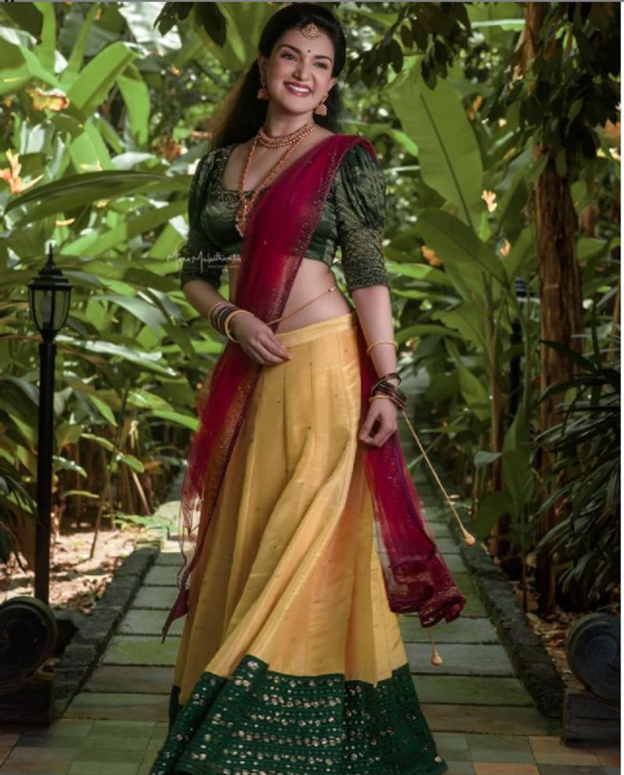 <p>ദാവണി അഴകിൽ സുന്ദരിയായ താരത്തെയാണ് ചിത്രങ്ങളിൽ കാണാൻ സാധിക്കുക. സർവാഭരണ ഭൂഷിതയായി ട്രഡീഷണൽ ലുക്കിലാണ് ഹണിയുടെ വരവ്. ആലുവയിലെ റിസോർട്ടാണ് ലൊക്കേഷൻ.&nbsp;</p>