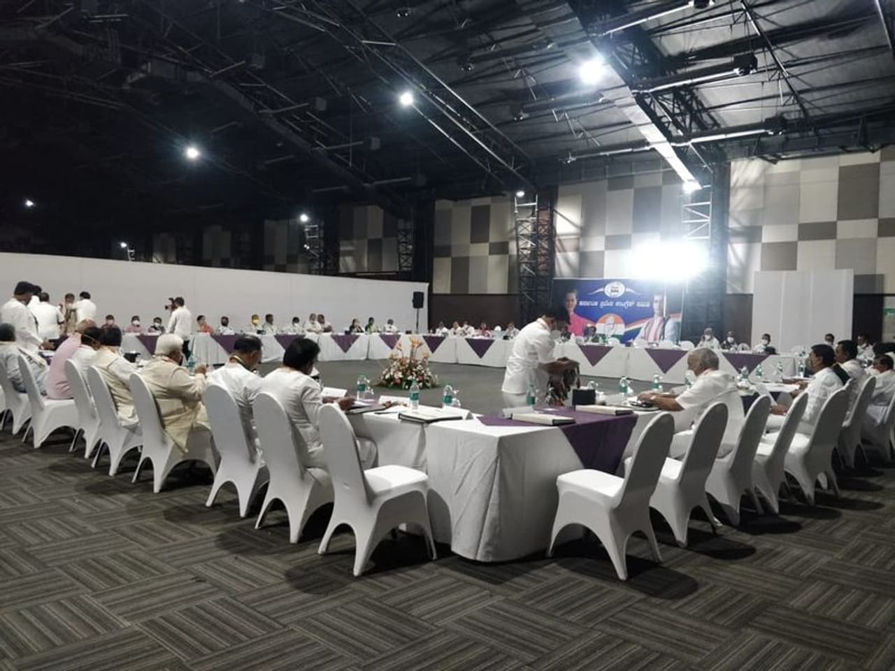 <p>ಕರ್ನಾಟಕ ಕಾಂಗ್ರೆಸ್ನ ಹಿರಿಯ ಶಾಸಕರು ಮಹತ್ವದ ಸಭೆ ಮಾಡಿದ್ದು, ರಾಜ್ಯ ರಾಜಕಾರಣದಲ್ಲಿ ಸಂಚಲನ ಮೂಡಿಸಿದೆ.</p> <p>ಕರ್ನಾಟಕ ಕಾಂಗ್ರೆಸ್ನ ಹಿರಿಯ ಶಾಸಕರು ಮಹತ್ವದ ಸಭೆ ಮಾಡಿದ್ದು, ರಾಜ್ಯ ರಾಜಕಾರಣದಲ್ಲಿ ಸಂಚಲನ ಮೂಡಿಸಿದೆ.</p>