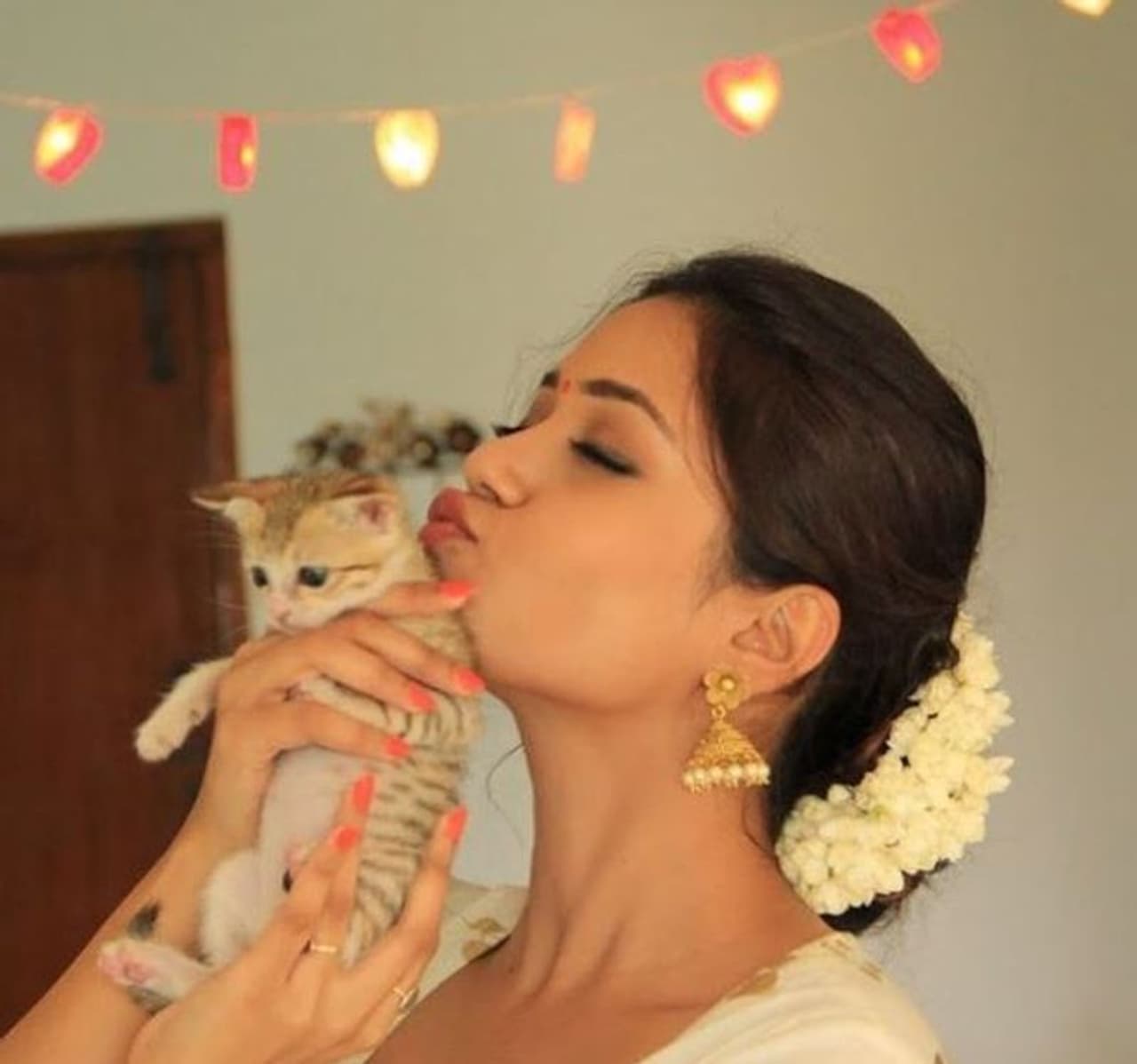 <p>ஜெயம் ரவியின் 'டிக் டிக் டிக்', உதயநிதி ஸ்டாலினின் 'பொதுவாக என் மனசு தங்கம்', விஜய் ஆண்டனியின் 'திமிரு புடிச்சவன்' ஆகிய படங்களில் நடித்து வளர்ந்து வரும் முன்னணி நடிகையாக இருப்பவர் நிவேதா பெத்துராஜ்.</p> <p>ஜெயம் ரவியின் 'டிக் டிக் டிக்', உதயநிதி ஸ்டாலினின் 'பொதுவாக என் மனசு தங்கம்', விஜய் ஆண்டனியின் 'திமிரு புடிச்சவன்' ஆகிய படங்களில் நடித்து வளர்ந்து வரும் முன்னணி நடிகையாக இருப்பவர் நிவேதா பெத்துராஜ்.</p>