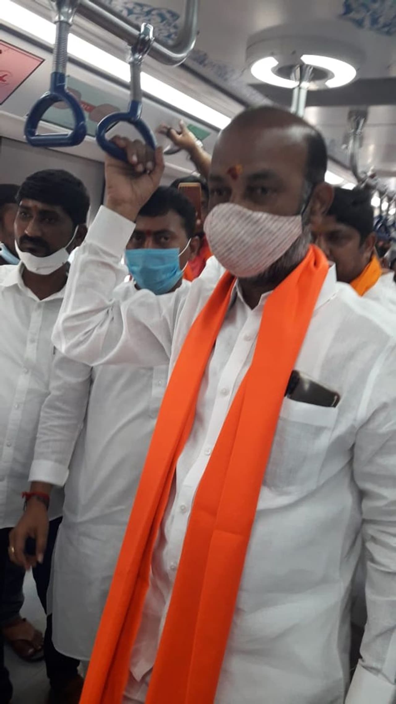 <p>అమీర్పేట నుండి బీజేపీ రాష్ట్ర కార్యాలయానికి మెట్రో రైలులో బీజేపీ రాష్ట్ర అధ్యక్షుడు బండి సంజయ్ ప్రయాణించారు.</p> <p>అమీర్పేట నుండి బీజేపీ రాష్ట్ర కార్యాలయానికి మెట్రో రైలులో బీజేపీ రాష్ట్ర అధ్యక్షుడు బండి సంజయ్ ప్రయాణించారు.</p>