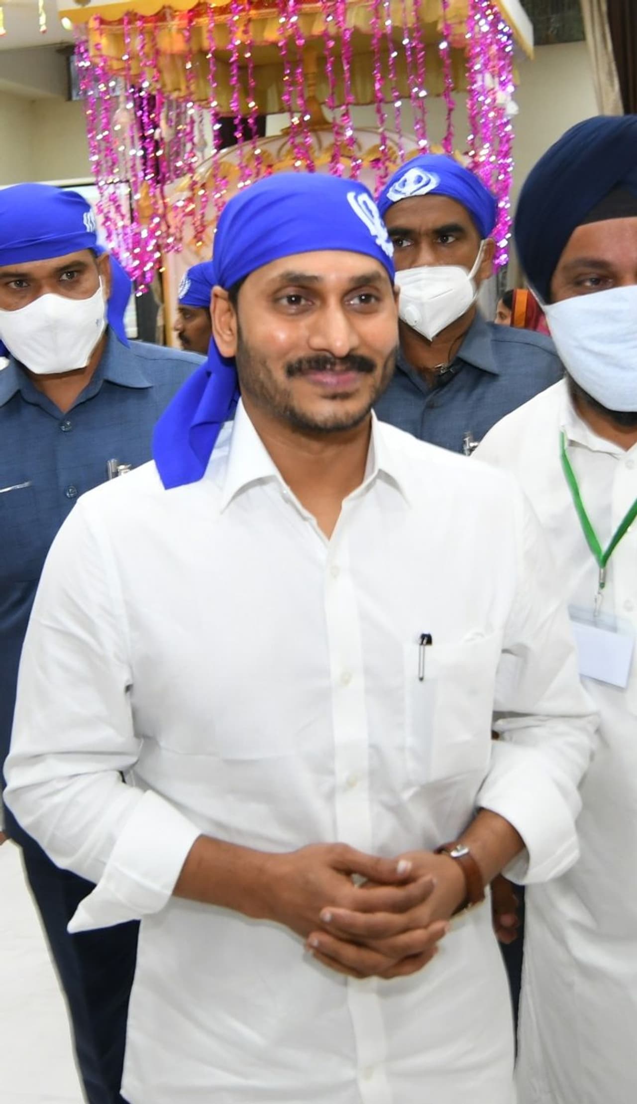 <p> గురునానక్ జయంతి వేడుకల్లో ఏపీ సీఎం వైఎస్ జగన్ పాల్గొన్నారు. సోమవారం నాడు నగరంలోని గురునానక్ కాలనీలో గురుద్వార్ లో గురునానక్ 551 జయంతి వేడుకల్లో ఆయన పాల్గొన్నారు.<br /> </p> <p> గురునానక్ జయంతి వేడుకల్లో ఏపీ సీఎం వైఎస్ జగన్ పాల్గొన్నారు. సోమవారం నాడు నగరంలోని గురునానక్ కాలనీలో గురుద్వార్ లో గురునానక్ 551 జయంతి వేడుకల్లో ఆయన పాల్గొన్నారు.<br /> </p>
