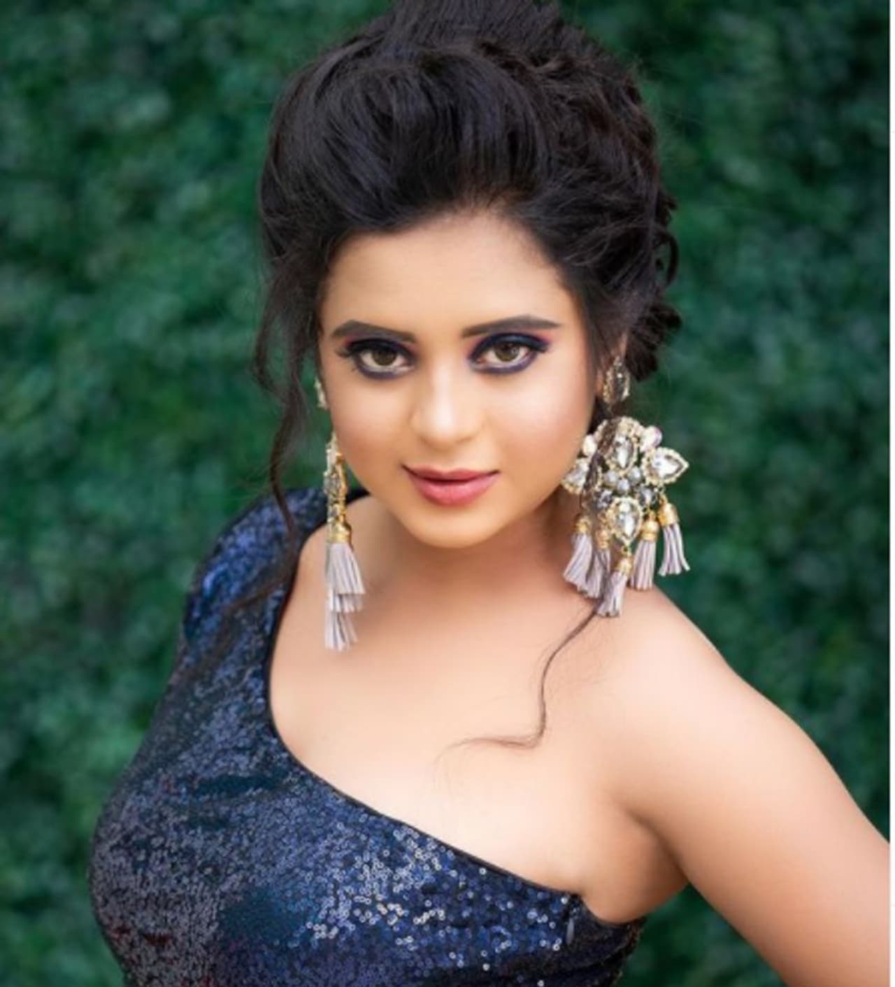 <p>ಮಂಗಳಗೌರಿ ಧಾರಾವಾಹಿಯ ಮೂಲಕ ಫೇಮಸ್ ಆದ ನಟಿ ಕಾವ್ಯಾಶ್ರೀ ಗೌರ ಸೀರೆಯಲ್ಲೇ ಕಾಣಿಸ್ಕೊಳ್ತಾರೆ.</p> <p>ಮಂಗಳಗೌರಿ ಧಾರಾವಾಹಿಯ ಮೂಲಕ ಫೇಮಸ್ ಆದ ನಟಿ ಕಾವ್ಯಾಶ್ರೀ ಗೌರ ಸೀರೆಯಲ್ಲೇ ಕಾಣಿಸ್ಕೊಳ್ತಾರೆ.</p>