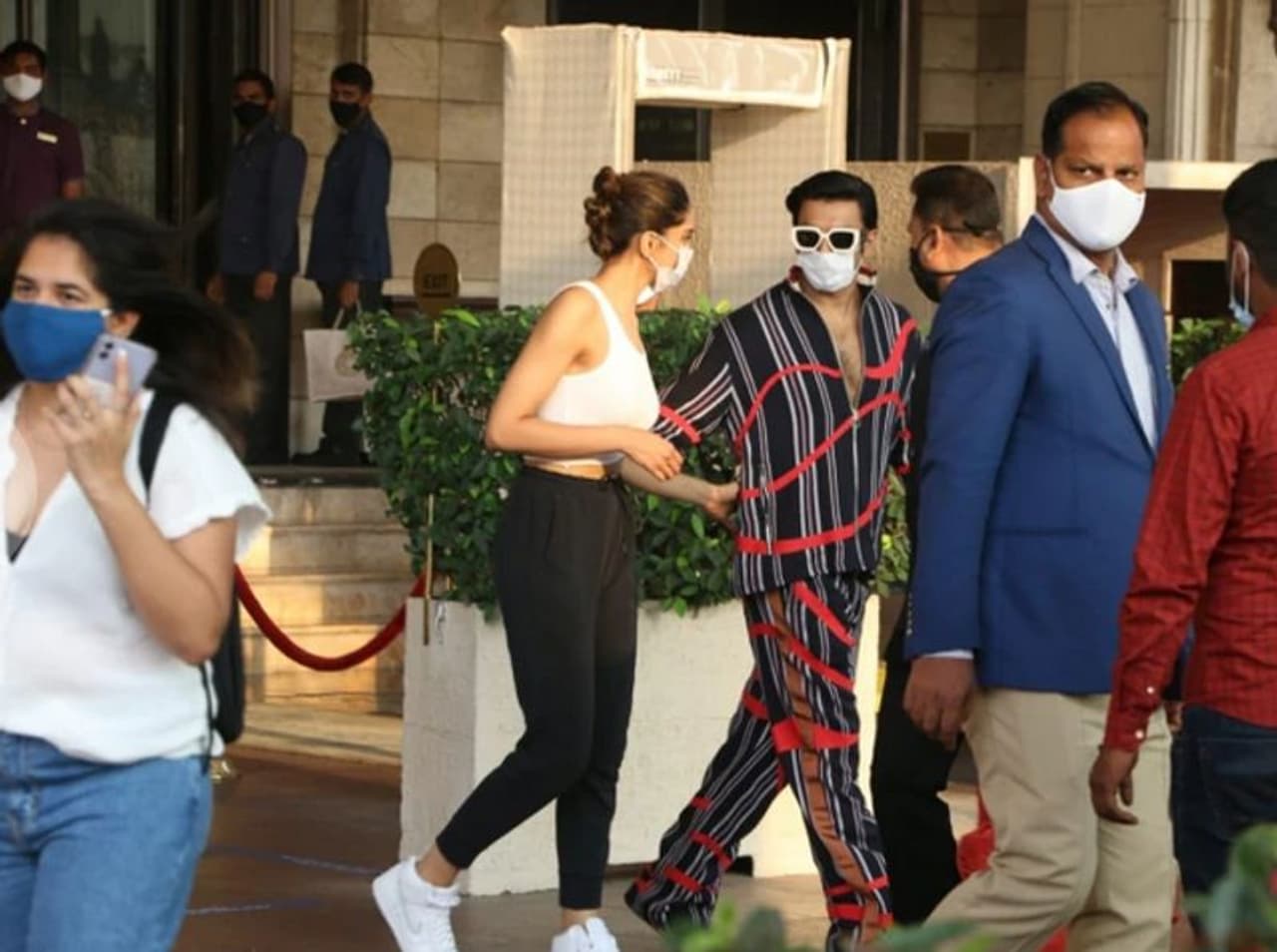 <p>ദീപിക പദുക്കോണിനെയും രണ്വീര് സിംഗിനെയും മുംബൈ ഗേറ്റ് വേ ഓഫ് ഇന്ത്യയുടെ പരിസരത്താണ് കണ്ടത്.</p> <p>ദീപിക പദുക്കോണിനെയും രണ്വീര് സിംഗിനെയും മുംബൈ ഗേറ്റ് വേ ഓഫ് ഇന്ത്യയുടെ പരിസരത്താണ് കണ്ടത്.</p>