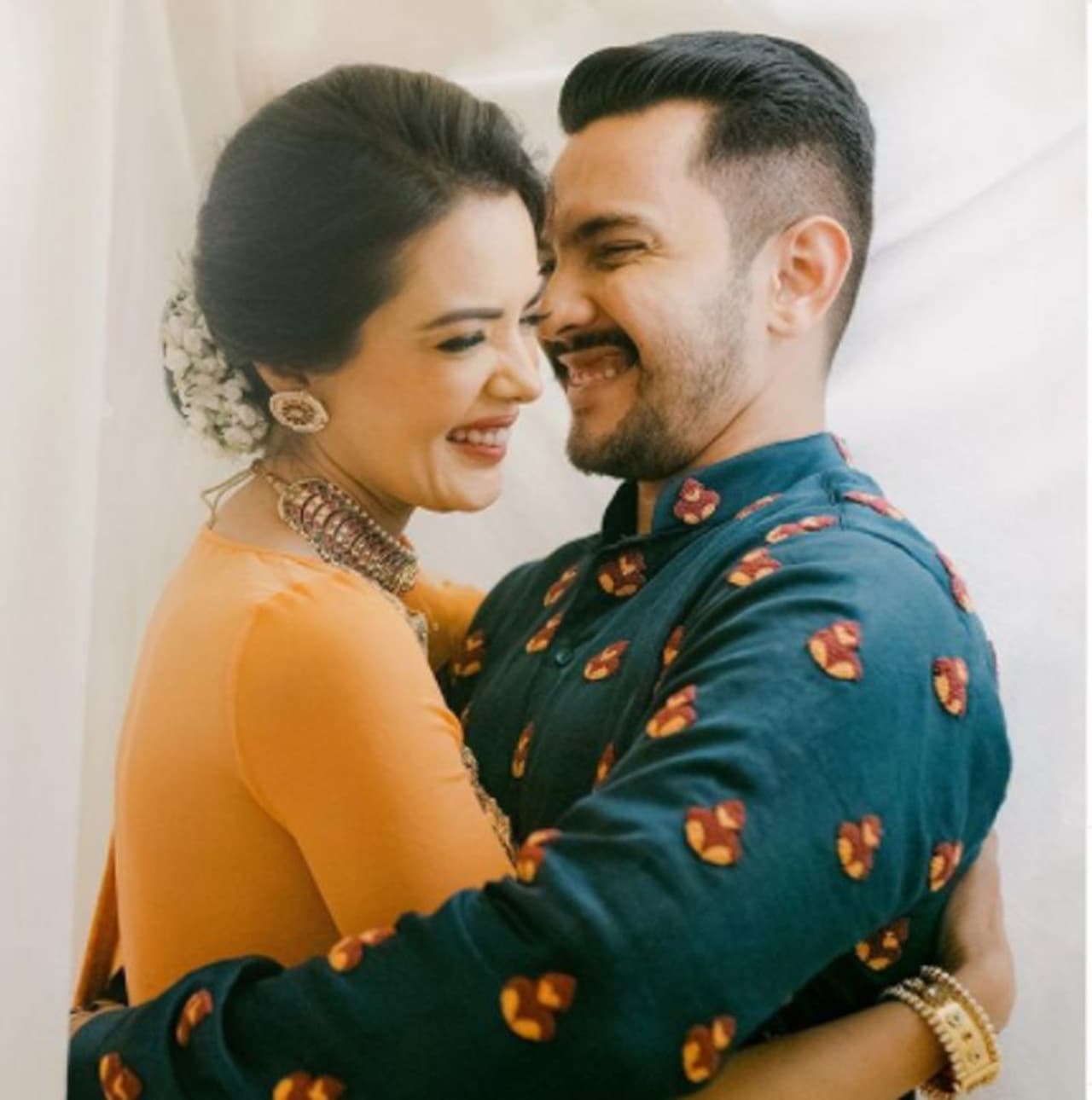 <p>ಗಾಯಕ ಆದಿತ್ಯ ನಾರಾಯಣ್ ಹಾಗೂ ನಟಿ ಶ್ವೇತಾ ಅಗರ್ವಾಲ್ ವಿವಾಹಿತರಾಗಲಿದ್ದಾರೆ.</p> <p>ಗಾಯಕ ಆದಿತ್ಯ ನಾರಾಯಣ್ ಹಾಗೂ ನಟಿ ಶ್ವೇತಾ ಅಗರ್ವಾಲ್ ವಿವಾಹಿತರಾಗಲಿದ್ದಾರೆ.</p>