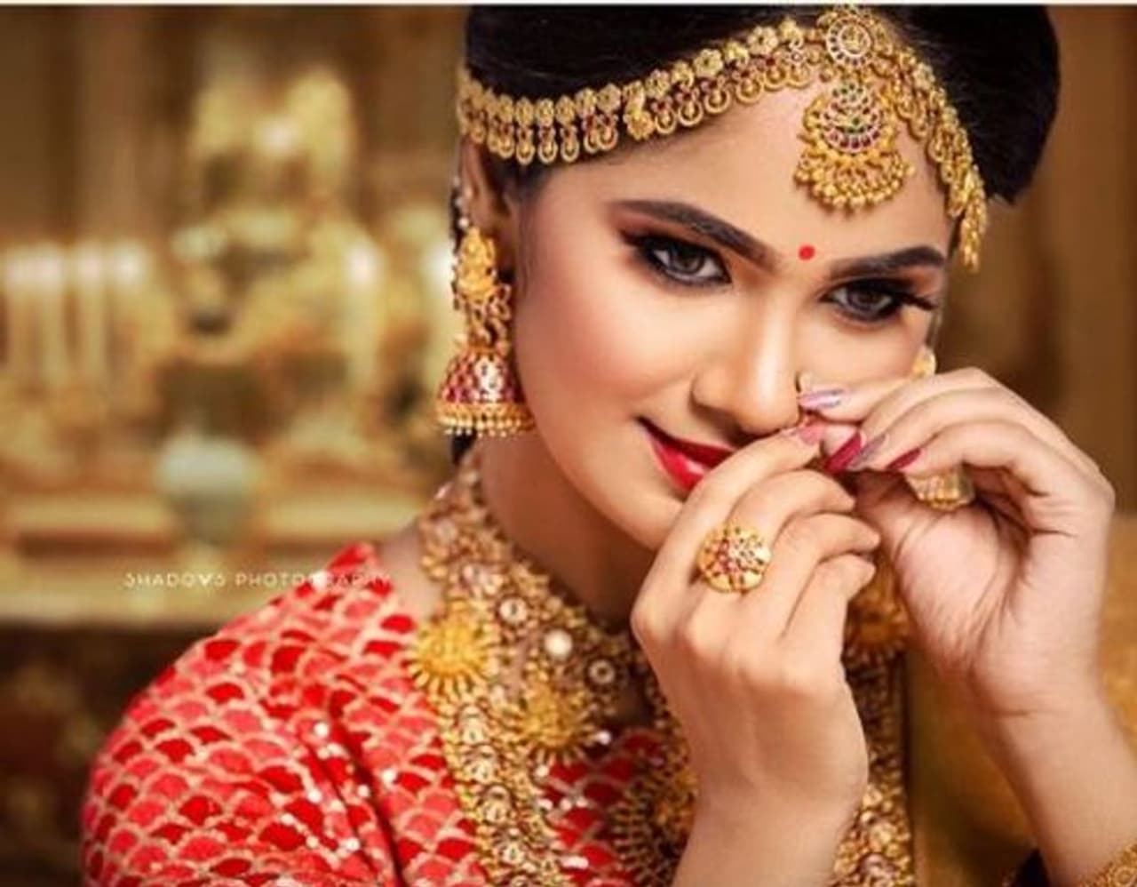 <p>மூக்குத்தி போடும் போஸ் </p> <p>மூக்குத்தி போடும் போஸ் </p>