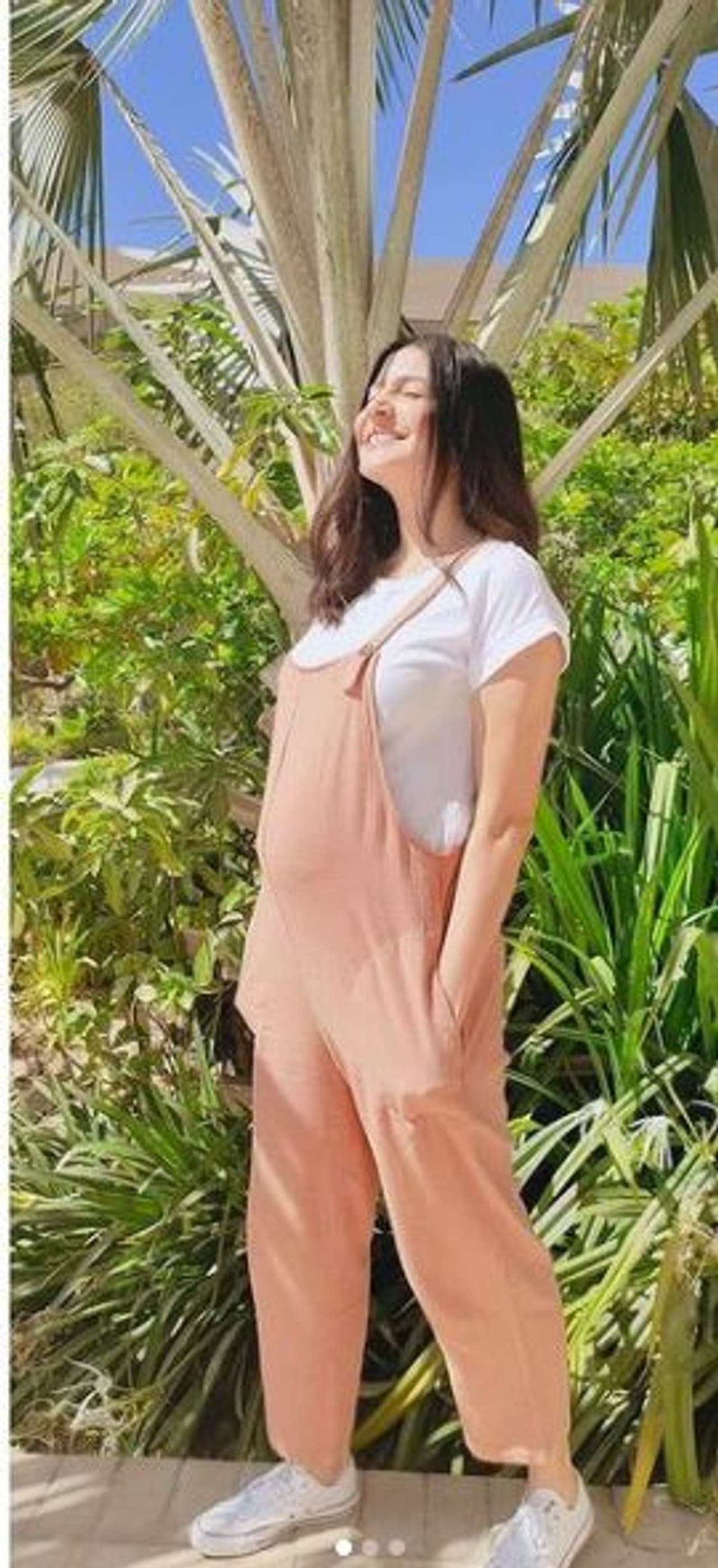 <p>இந்திய அணியின் கேப்டன் விராட் கோலி, பாலிவுட் நடிகை அனுஷ்கா ஷர்மாமை கடந்த, 2017 ஆம் ஆண்டு டிசம்பர் மாதம் திருமணம் செய்து கொண்டார்.</p> <p>இந்திய அணியின் கேப்டன் விராட் கோலி, பாலிவுட் நடிகை அனுஷ்கா ஷர்மாமை கடந்த, 2017 ஆம் ஆண்டு டிசம்பர் மாதம் திருமணம் செய்து கொண்டார்.</p>