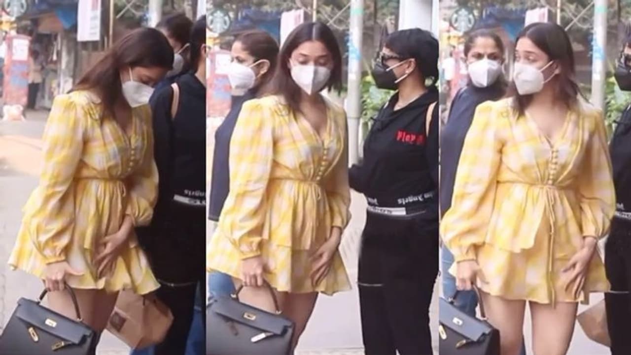 ఒక నెటిజెన్స్ ఆ కురచ డ్రెస్ లో తమన్నా చాలా ఇబ్బందిగా పడుతున్నారు. అంత ఇబ్బందిగా ఉంటే అంత పైకి ఉన్న గౌన్ ధరించడం ఎందుకని కామెంట్ చేశారు. ఒక నెటిజెన్స్ ఆ కురచ డ్రెస్ లో తమన్నా చాలా ఇబ్బందిగా పడుతున్నారు. అంత ఇబ్బందిగా ఉంటే అంత పైకి ఉన్న గౌన్ ధరించడం ఎందుకని కామెంట్ చేశారు.