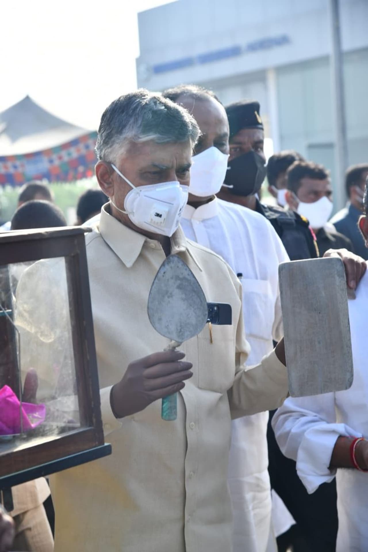 <p>తాపీ చేతపట్టి నిరసన తెలుపుతున్న టిడిపి చీఫ్ చంద్రబాబు</p> <p>తాపీ చేతపట్టి నిరసన తెలుపుతున్న టిడిపి చీఫ్ చంద్రబాబు</p>