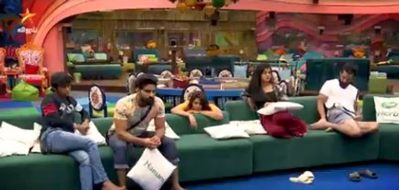 <p>அந்த வகையில் தற்போது, பிக்பாஸ் போட்டியில் வெற்றிபெற கடுமையான போட்டிகள் நிலவி வருகிறது.</p> <p>அந்த வகையில் தற்போது, பிக்பாஸ் போட்டியில் வெற்றிபெற கடுமையான போட்டிகள் நிலவி வருகிறது.</p>