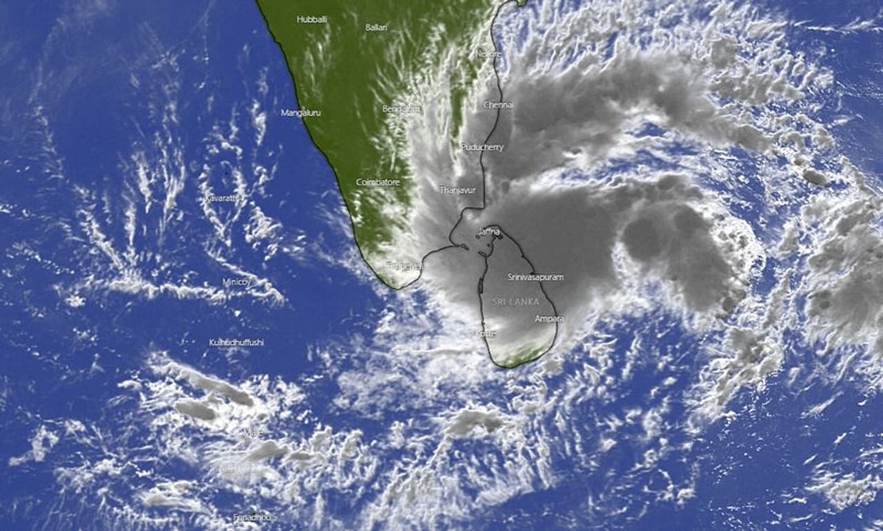<p>കേരളത്തില് തിരുവനന്തപുരം മുതൽ പാലക്കാട് വരെയുള്ള തെക്കന് ജില്ലകളിലാണ് ജാഗ്രതാ നിർദേശം നൽകിയിട്ടുള്ളത്. ഈ ജില്ലകളിൽ ശക്തമായ മഴയ്ക്ക് സാധ്യതയുണ്ട്. തെക്കൻ ജില്ലകളിൽ പ്രത്യേകിച്ചും കനത്ത മഴയ്ക്കും കാറ്റിനും ബുറെവി വഴി തുറക്കുമെന്ന് കരുതുന്നു. <br />തിരുവനന്തപുരം, കൊല്ലം, പത്തനംതിട്ട, ആലപ്പുഴ ജില്ലകളിൽ നാളെ റെഡ് അലർട്ട് പ്രഖ്യാപിച്ചു. നിലവിൽ 11 കിലോമീറ്റർ വേഗതയിലാണ് ബുറെവി ചുഴലിക്കാറ്റ് മുന്നോട്ട് നീങ്ങുന്നത്. </p> <p>കേരളത്തില് തിരുവനന്തപുരം മുതൽ പാലക്കാട് വരെയുള്ള തെക്കന് ജില്ലകളിലാണ് ജാഗ്രതാ നിർദേശം നൽകിയിട്ടുള്ളത്. ഈ ജില്ലകളിൽ ശക്തമായ മഴയ്ക്ക് സാധ്യതയുണ്ട്. തെക്കൻ ജില്ലകളിൽ പ്രത്യേകിച്ചും കനത്ത മഴയ്ക്കും കാറ്റിനും ബുറെവി വഴി തുറക്കുമെന്ന് കരുതുന്നു. <br />തിരുവനന്തപുരം, കൊല്ലം, പത്തനംതിട്ട, ആലപ്പുഴ ജില്ലകളിൽ നാളെ റെഡ് അലർട്ട് പ്രഖ്യാപിച്ചു. നിലവിൽ 11 കിലോമീറ്റർ വേഗതയിലാണ് ബുറെവി ചുഴലിക്കാറ്റ് മുന്നോട്ട് നീങ്ങുന്നത്. </p>