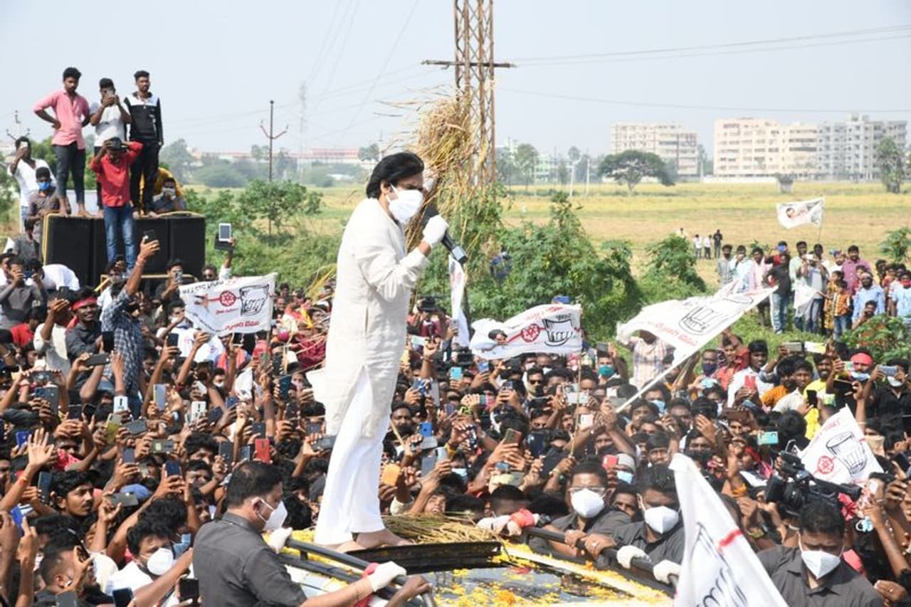 <p>కృష్ణా జిల్లాలోని నివర్ ప్రభావిత ప్రాంతాల్లో జనసేనాని పవన్ కల్యాణ్ పర్యటన</p> <p>కృష్ణా జిల్లాలోని నివర్ ప్రభావిత ప్రాంతాల్లో జనసేనాని పవన్ కల్యాణ్ పర్యటన</p>