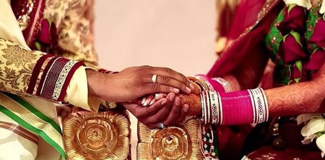 <p>ಹೆಮ್ಚಾಪರ್ನ ಭುವಾಲ್ ನಿಶಾದ್ ಮನೆಗೆ ಹೈದರ್ಗಂಜ್ನಿಂದ ಮದುವೆ ದಿಬ್ಬಣ ಬಂದಿತ್ತು. ಮದುವೆಯೂ ಅದ್ಧೂರಿಯಾಗಿ ನಡೆದಿತ್ತು ಬೆಳಗ್ಗೆ ವಧು ತನ್ನ ಗಂಡನ ಮನೆಗೆ ತೆರಳಲು ಸಜ್ಜಾಗಿದ್ದಳು.</p> <p>ಹೆಮ್ಚಾಪರ್ನ ಭುವಾಲ್ ನಿಶಾದ್ ಮನೆಗೆ ಹೈದರ್ಗಂಜ್ನಿಂದ ಮದುವೆ ದಿಬ್ಬಣ ಬಂದಿತ್ತು. ಮದುವೆಯೂ ಅದ್ಧೂರಿಯಾಗಿ ನಡೆದಿತ್ತು ಬೆಳಗ್ಗೆ ವಧು ತನ್ನ ಗಂಡನ ಮನೆಗೆ ತೆರಳಲು ಸಜ್ಜಾಗಿದ್ದಳು.</p>