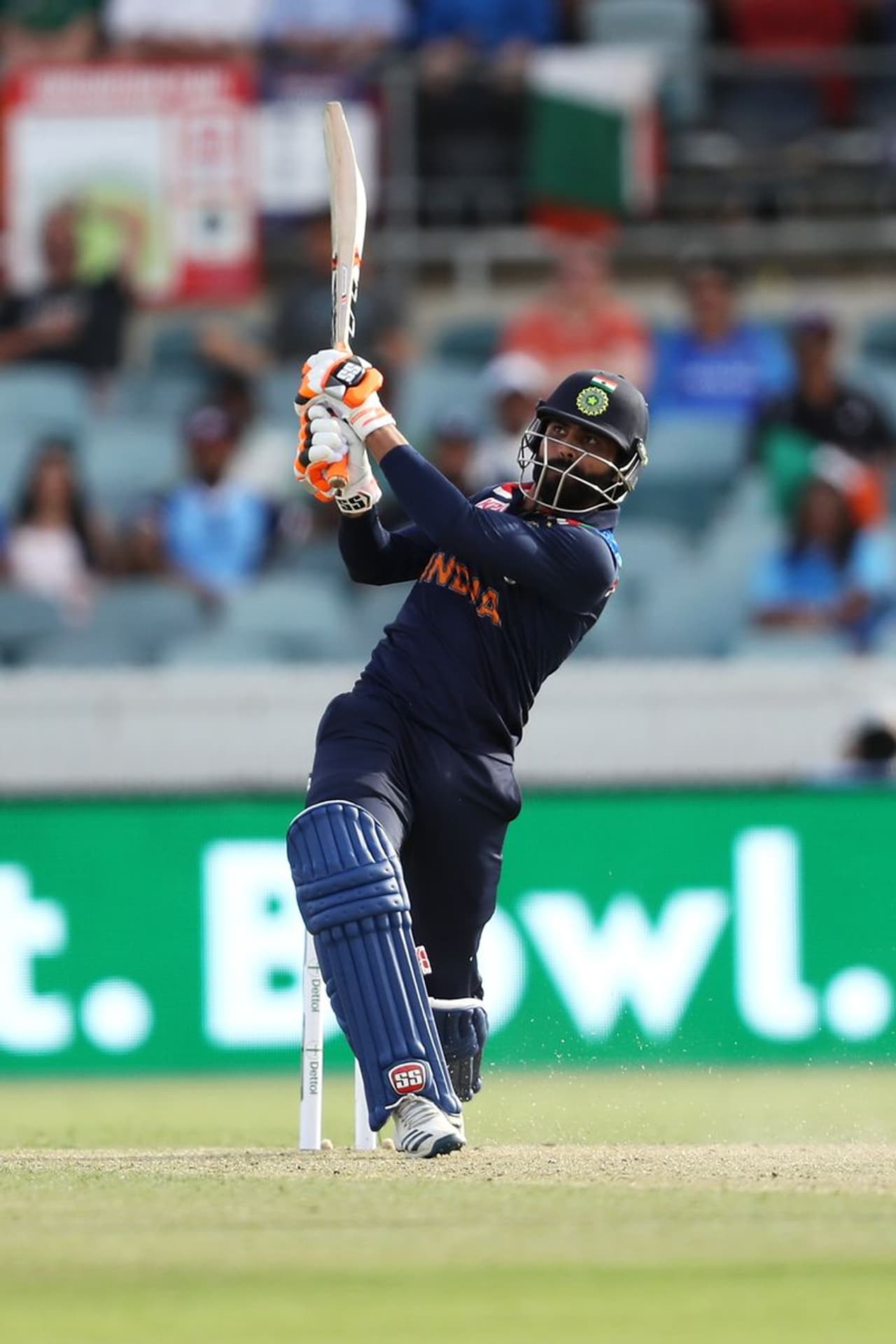 <p>ಅಸ್ಟ್ರೇಲಿಯಾ ವಿರುದ್ಧದ ಮೂರನೇ ಏಕದಿನ ಪಂದ್ಯದಲ್ಲಿ ರವೀಂದ್ರ ಜಡೇಜಾ 50 ಎಸೆತಗಳಲ್ಲಿ ಅಜೇಯ 66 ರನ್ ಬಾರಿಸುವ ಮೂಲಕ ತಂಡಕ್ಕೆ ಆಸರೆಯಾದರು.</p> <p>ಅಸ್ಟ್ರೇಲಿಯಾ ವಿರುದ್ಧದ ಮೂರನೇ ಏಕದಿನ ಪಂದ್ಯದಲ್ಲಿ ರವೀಂದ್ರ ಜಡೇಜಾ 50 ಎಸೆತಗಳಲ್ಲಿ ಅಜೇಯ 66 ರನ್ ಬಾರಿಸುವ ಮೂಲಕ ತಂಡಕ್ಕೆ ಆಸರೆಯಾದರು.</p>