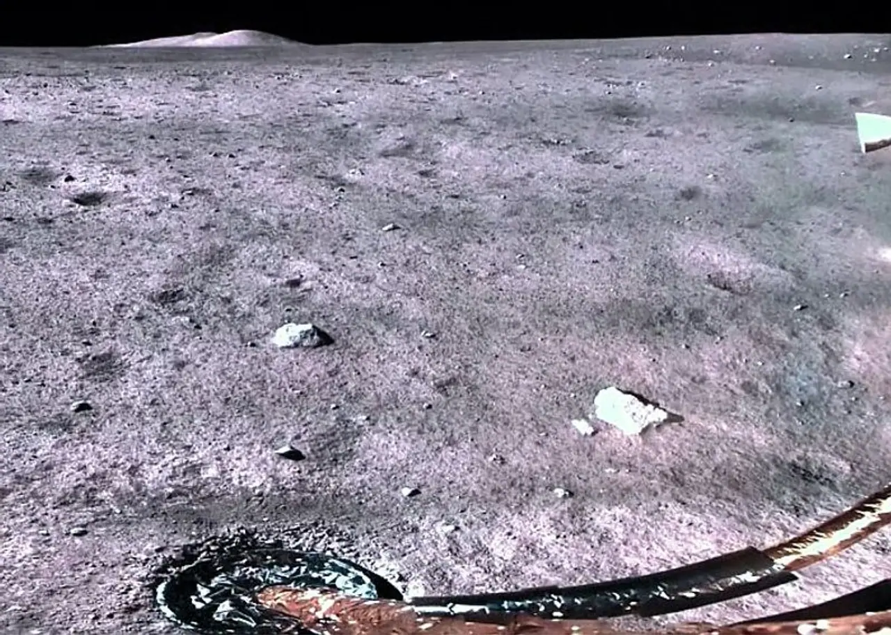 <p>The China National Space Administration said that the spacecraft had sealed up soil samples obtained from beneath the Moon's surface, and is ready to continue collecting more samples from the surface. </p> <p>The China National Space Administration said that the spacecraft had sealed up soil samples obtained from beneath the Moon's surface, and is ready to continue collecting more samples from the surface. </p>