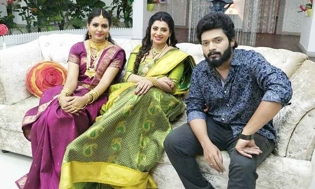 <p>ஜீ தமிழ் தொலைக்காட்சியில் ஒளிபரப்பாகி வரும் சீரியல்களிலேயே அதிக அளவில் ரசிகர்களை கவர்ந்தது செம்பருத்தி சீரியல் மட்டுமே. இல்லதரசிகள் மட்டுமின்றி இளம் தலைமுறையினர் கூட இந்த சீரியலுக்கு ரசிகர்களாக உள்ளனர்</p> <p>ஜீ தமிழ் தொலைக்காட்சியில் ஒளிபரப்பாகி வரும் சீரியல்களிலேயே அதிக அளவில் ரசிகர்களை கவர்ந்தது செம்பருத்தி சீரியல் மட்டுமே. இல்லதரசிகள் மட்டுமின்றி இளம் தலைமுறையினர் கூட இந்த சீரியலுக்கு ரசிகர்களாக உள்ளனர்</p>