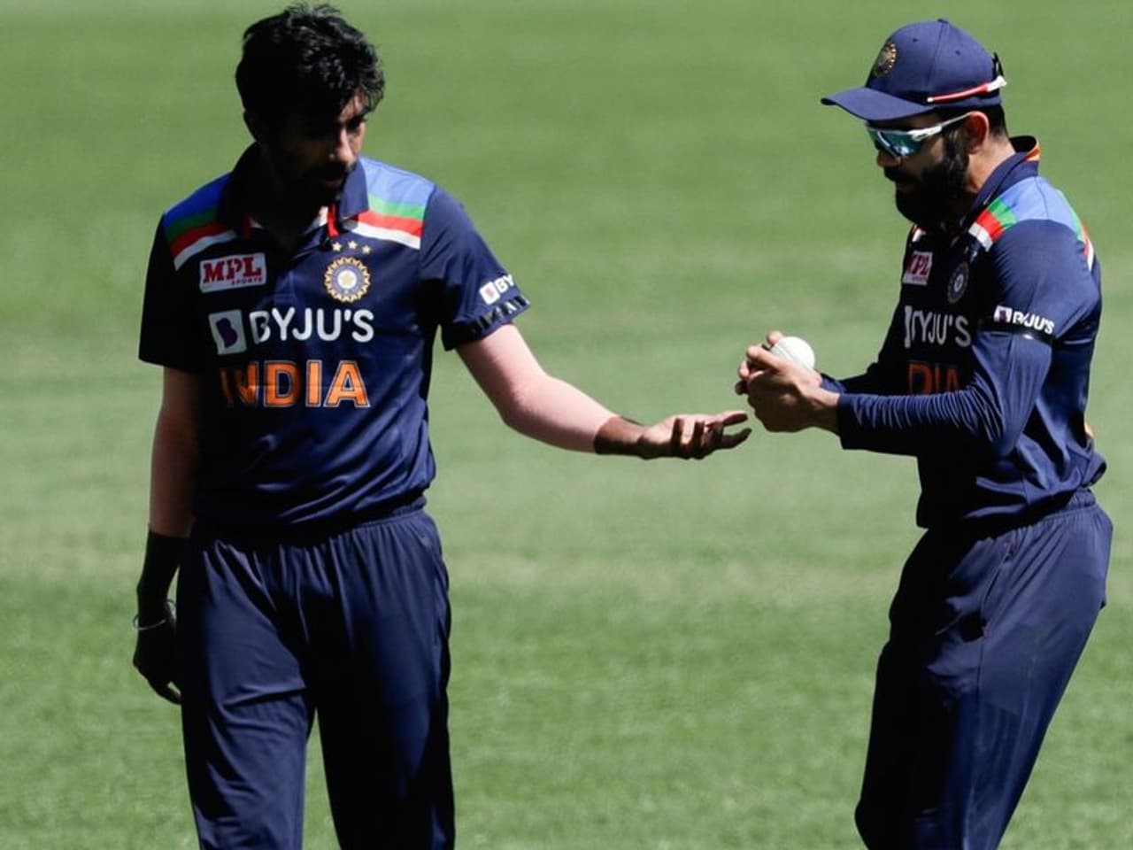 <p>భారత ప్లేయర్లకు గ్రేటింగ్ ఆధారంగా ఏడాదికి ఇంత అంటూ పారితోషికం చెల్లిస్తోంది బీసీసీఐ. టెస్టు, వన్డే, టీ20 ఫార్మాట్లు ఆడే టాప్ స్టార్లకు అత్యధికంగా ఏడాదికి ఏడు కోట్ల రూపాయలు కాంట్రాక్ట్ మొత్తంగా చెల్లిస్తారు.</p> <p>భారత ప్లేయర్లకు గ్రేటింగ్ ఆధారంగా ఏడాదికి ఇంత అంటూ పారితోషికం చెల్లిస్తోంది బీసీసీఐ. టెస్టు, వన్డే, టీ20 ఫార్మాట్లు ఆడే టాప్ స్టార్లకు అత్యధికంగా ఏడాదికి ఏడు కోట్ల రూపాయలు కాంట్రాక్ట్ మొత్తంగా చెల్లిస్తారు.</p>