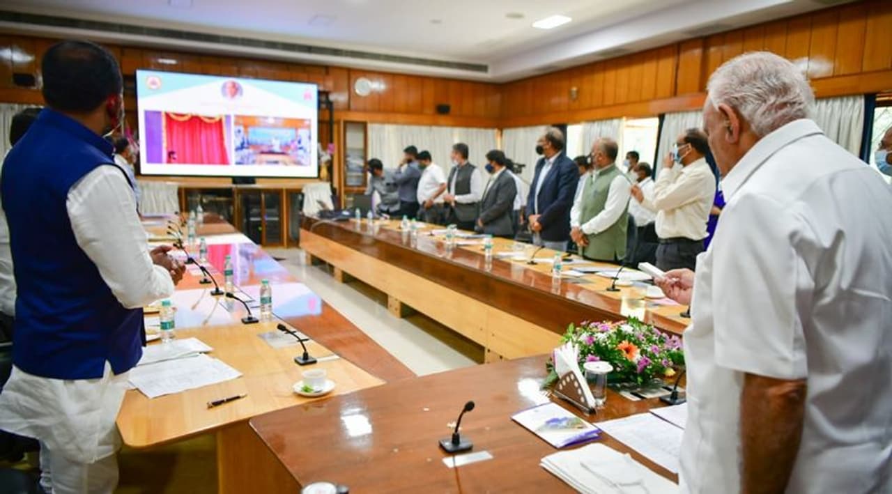 <p>ಗೃಹ ಕಚೇರಿ ಕೃಷ್ಣಾದಿಂದ ವರ್ಚುಯಲ್‌ ಕಾರ್ಯಕ್ರಮದ ಮೂಲಕ ಶಿಲಾನ್ಯಾಸ ನೆರವೇರಿಸಿದ ಅವರು, ರಾಜ್ಯದಲ್ಲೇ ಪ್ರಪ್ರಥಮವಾಗಿ ಹೆಚ್ಚಿನ ಸಾಮರ್ಥ್ಯದ ಘಟಕವನ್ನು ಸ್ಥಾಪಿಸಲಾಗುತ್ತಿದೆ. ಬೆಂಗಳೂರಿನಲ್ಲಿ ನಿತ್ಯ 5,000 ಟನ್‌ ತ್ಯಾಜ್ಯ ಉತ್ಪಾದನೆಯಾಗುತ್ತಿದ್ದು, ತ್ಯಾಜ್ಯದಿಂದ ಜೈವಿಕ ಇಂಧನ, ಕಾಂಪೋಸ್ಟ್‌ ಗೊಬ್ಬರ, ತ್ಯಾಜ್ಯ ವಿದ್ಯುತ್‌ ಉತ್ಪಾದನೆ ಮೂಲಕ ಕಡಿಮೆ ಖರ್ಚಿನೊಂದಿಗೆ ವೈಜ್ಞಾನಿಕವಾಗಿ ವಿಲೇವಾರಿ ಮಾಡಬಹುದು. ಎಲ್ಲರೂ ಹಸಿ ಹಾಗೂ ಒಣ ಕಸ ಬೇರ್ಪಡಿಸಿ ನೀಡಿ ಸರ್ಕಾರದೊಂದಿಗೆ ಕೈ ಜೋಡಿಸಬೇಕು ಎಂದರು.</p>