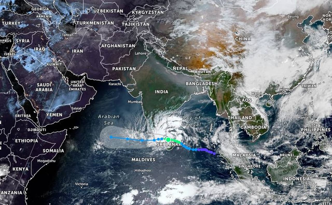 <p>ശ്രീലങ്കയിലെ ട്രിങ്കോമലി ജില്ലയിൽ നിന്ന് 237 ദുരിതാശ്വാസ കേന്ദ്രങ്ങളിലേക്ക് ഒഴിപ്പിച്ചിരുന്നു. എന്നാൽ അനുരാധ യഹമ്പത്ത്, കുടിയൊഴിപ്പിക്കൽ ശ്രമത്തെ ചിലര് എതിര്ത്തിരുന്നതായി റിപ്പോര്ട്ടുകളുണ്ട്. സാഹചര്യം അറിയാമെങ്കിലും മത്സ്യത്തൊഴിലാളികള് വീട് വിടാൻ തയ്യാറാകുന്നില്ലെന്ന് ട്രിങ്കോമലി ഉൾപ്പെടുന്ന കിഴക്കൻ പ്രവിശ്യയിലെ ഗവർണർ മാധ്യമങ്ങളോട് ഇന്നലെ പറഞ്ഞു. ശ്രീലങ്കയില് ഇതുവരെയായി ആളപായം റിപ്പോര്ട്ട് ചെയ്തിട്ടില്ല. </p> <p>ശ്രീലങ്കയിലെ ട്രിങ്കോമലി ജില്ലയിൽ നിന്ന് 237 ദുരിതാശ്വാസ കേന്ദ്രങ്ങളിലേക്ക് ഒഴിപ്പിച്ചിരുന്നു. എന്നാൽ അനുരാധ യഹമ്പത്ത്, കുടിയൊഴിപ്പിക്കൽ ശ്രമത്തെ ചിലര് എതിര്ത്തിരുന്നതായി റിപ്പോര്ട്ടുകളുണ്ട്. സാഹചര്യം അറിയാമെങ്കിലും മത്സ്യത്തൊഴിലാളികള് വീട് വിടാൻ തയ്യാറാകുന്നില്ലെന്ന് ട്രിങ്കോമലി ഉൾപ്പെടുന്ന കിഴക്കൻ പ്രവിശ്യയിലെ ഗവർണർ മാധ്യമങ്ങളോട് ഇന്നലെ പറഞ്ഞു. ശ്രീലങ്കയില് ഇതുവരെയായി ആളപായം റിപ്പോര്ട്ട് ചെയ്തിട്ടില്ല. </p>