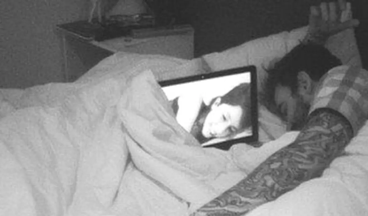 <p style="text align: justify;">ವರ್ಚುವಲ್ ಸ್ಲೀಪ್ 2020 ಸಭೆಯಲ್ಲಿ ಹಂಚಿಕೊಂಡ ಇತ್ತೀಚಿನ ಅಧ್ಯಯನದ ಪ್ರಕಾರ, ಗ್ಯಾಜೆಟ್ ಗಳಿಂದ ಹೊರ ಹೊಮ್ಮುವ ಬೆಳಕಿಗೆ ಮತ್ತು ಕಳಪೆ ವೀರ್ಯಾಣುಗಳ ಗುಣಮಟ್ಟಕ್ಕೆ &nbsp;ಗಾಢವಾದ ಸಂಬಂಧವನ್ನು ಹೊಂದಿದೆ ಎಂದು ಕಂಡುಹಿಡಿಯಲಾಯಿತು. ಅಧ್ಯಯನಕ್ಕಾಗಿ, ಆರೋಗ್ಯಕರ ಪುರುಷನ ವೀರ್ಯಾಣು ಮತ್ತು ಫಲವತ್ತತೆಯ ಮೇಲೆ ಫೋನ್ ವಿಕಿರಣದ ಪರಿಣಾಮವನ್ನು ಅಧ್ಯಯನ ಮಾಡಲಾಯಿತು</p>