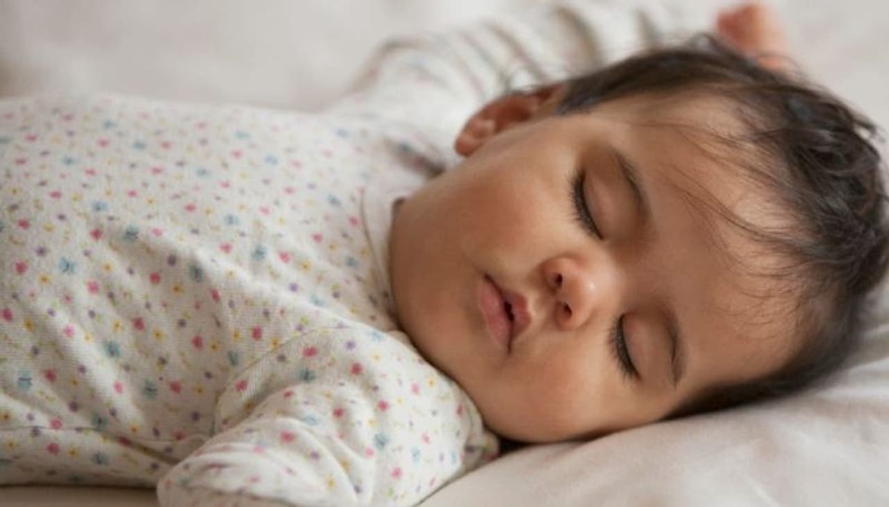 <p><strong>ಮಗುವಿನ ನಿದ್ರೆ ಏಕೆ ಪೂರ್ಣಗೊಳ್ಳಬೇಕು?</strong><br />ಚಿಕ್ಕ ಮಗು ತನ್ನ ನಿದ್ರೆಯನ್ನು ಪೂರ್ಣಗೊಳಿಸುವುದು ಬಹಳ ಮುಖ್ಯ, ಏಕೆಂದರೆ ಇದು ಮಗುವಿನ ಉತ್ತಮ ಬೆಳವಣಿಗೆಗೆ ಕಾರಣವಾಗುತ್ತದೆ ಮತ್ತು ಮಗುವನ್ನು ಉತ್ತಮ ಮನಸ್ಥಿತಿಯಲ್ಲಿರಿಸುತ್ತದೆ. ಮಗುವಿಗೆ ನಿದ್ರೆ ಪೂರ್ಣಗೊಳಿಸಲು ಸಾಧ್ಯವಾಗದಿದ್ದರೆ, ಅದು ಅಳುತ್ತದೆ ಅಥವಾ ದಿನವಿಡೀ ಸಿಡುಕುತ್ತದೆ .</p> <p><strong>ಮಗುವಿನ ನಿದ್ರೆ ಏಕೆ ಪೂರ್ಣಗೊಳ್ಳಬೇಕು?</strong><br />ಚಿಕ್ಕ ಮಗು ತನ್ನ ನಿದ್ರೆಯನ್ನು ಪೂರ್ಣಗೊಳಿಸುವುದು ಬಹಳ ಮುಖ್ಯ, ಏಕೆಂದರೆ ಇದು ಮಗುವಿನ ಉತ್ತಮ ಬೆಳವಣಿಗೆಗೆ ಕಾರಣವಾಗುತ್ತದೆ ಮತ್ತು ಮಗುವನ್ನು ಉತ್ತಮ ಮನಸ್ಥಿತಿಯಲ್ಲಿರಿಸುತ್ತದೆ. ಮಗುವಿಗೆ ನಿದ್ರೆ ಪೂರ್ಣಗೊಳಿಸಲು ಸಾಧ್ಯವಾಗದಿದ್ದರೆ, ಅದು ಅಳುತ್ತದೆ ಅಥವಾ ದಿನವಿಡೀ ಸಿಡುಕುತ್ತದೆ .</p>