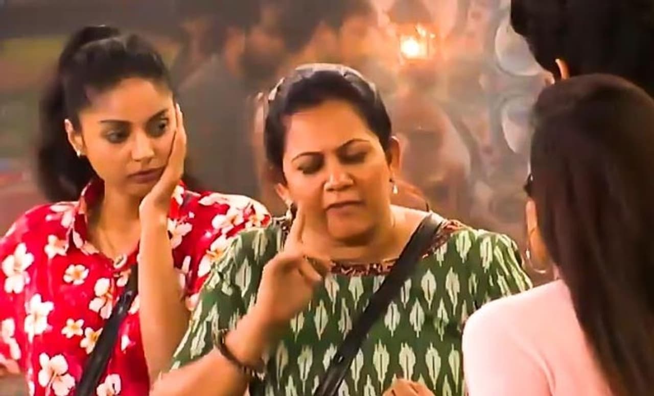 <p>'அன்பு ஜெயிக்கும்'.... என்று திரும்ப திரும்ப கூறியதாலேயே, இவர் மீது சிலருக்கு வெறுப்பும் வர துவங்கியது. இவருக்கென ஒரு கூட்டமும் பிக்பாஸ் வீட்டிற்குள் இருந்ததால், குரூப்பிஸம் இருப்பதாக பலரும் விமர்சித்தனர்.</p><p> </p> <p>'அன்பு ஜெயிக்கும்'.... என்று திரும்ப திரும்ப கூறியதாலேயே, இவர் மீது சிலருக்கு வெறுப்பும் வர துவங்கியது. இவருக்கென ஒரு கூட்டமும் பிக்பாஸ் வீட்டிற்குள் இருந்ததால், குரூப்பிஸம் இருப்பதாக பலரும் விமர்சித்தனர்.</p><p> </p>