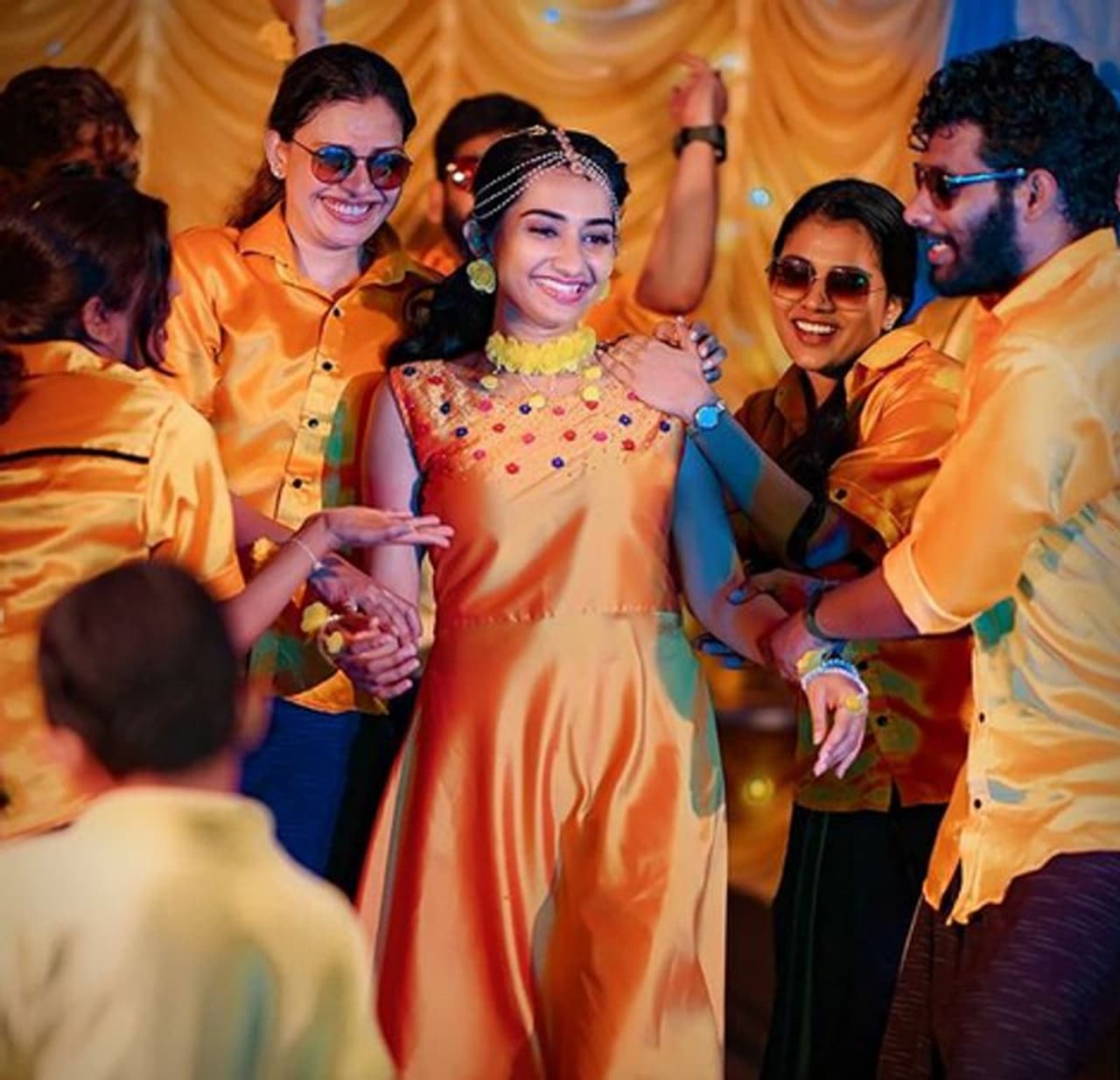 <p>ആകെ ആഘോഷത്തിന്റെ തിമിര്‍പിലാണ് അനുശ്രീയും സംഘവും ഫോട്ടോയിലുള്ളത്.</p>