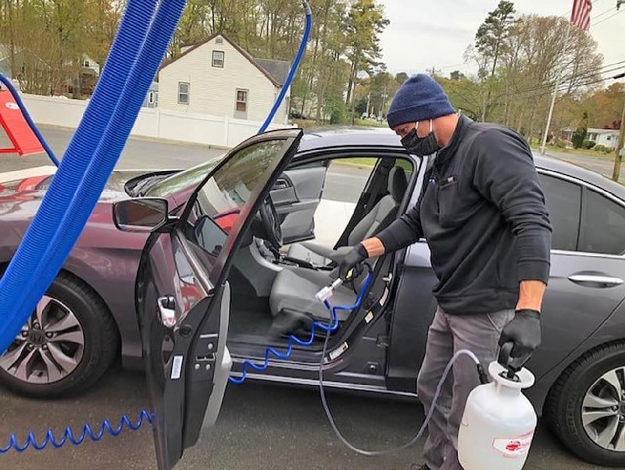 <p><strong>അണുവാഹകര്‍</strong><br />നമ്മളെ മാത്രമല്ല പതിവായി പൊടിയും മാലിന്യങ്ങളും ബാക്ടീരിയകളെയുമൊക്കെ &nbsp;വഹിക്കുന്നവര്‍ കൂടിയാണ് നമ്മുടെ വാഹനങ്ങളെന്ന് ആദ്യം ഓർമ്മിക്കുക. ഇവയെല്ലാം കൊവിഡ് 19 പോലെ തന്നെ അപകടകാരികളുമാണ്. അതിനാൽ, നിങ്ങളുടെയും നിങ്ങളുടെ കുടുംബത്തിൻറെയും ആരോഗ്യം സംരക്ഷിക്കുന്നതിന് ഈ സമയത്ത് കാർ വൃത്തിയാക്കേണ്ടത് വളരെ പ്രധാനമാണ്.&nbsp;</p>