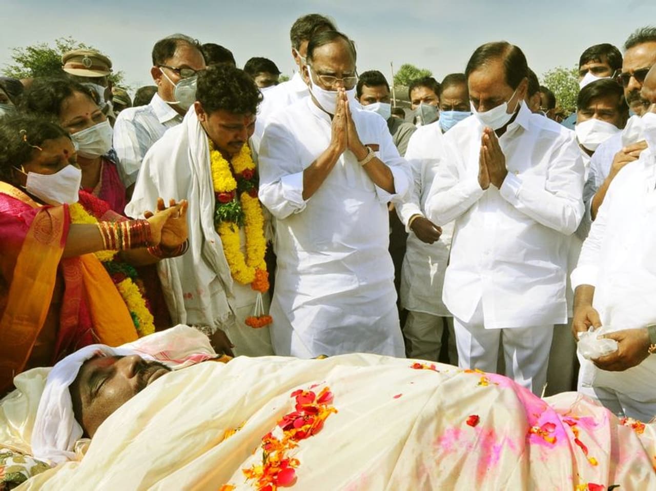 <p>నోముల నర్సింహయ్య భౌతికకాయానికి నివాళులర్పిస్తున్న సీఎం కేసీఆర్</p> <p>నోముల నర్సింహయ్య భౌతికకాయానికి నివాళులర్పిస్తున్న సీఎం కేసీఆర్</p>