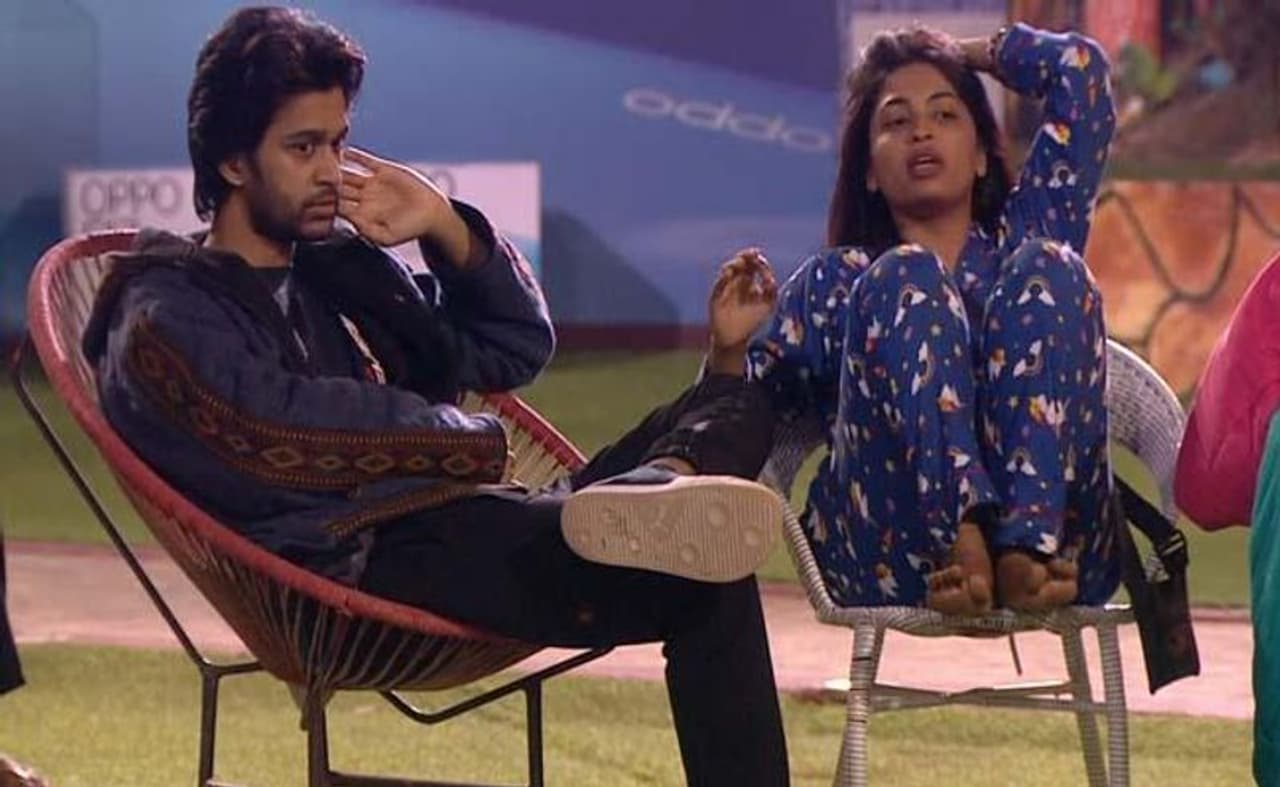 మోనాల్కి సంబంధించి అభిజిత్, హారికల మధ్య చర్చ జరిగింది. హారిక.. గత వారంలో శనివారం నాగార్జున.. హారికని కన్ఫెషన్ రూమ్లోకి పిలిచి క్లాస్ పీకిన విషయం తెలిసిందే. ఈ విషయాన్ని నెమ్మదిగా రివీల్ చేసింది హారిక. మోనాల్కి సంబంధించి అభిజిత్, హారికల మధ్య చర్చ జరిగింది. హారిక.. గత వారంలో శనివారం నాగార్జున.. హారికని కన్ఫెషన్ రూమ్లోకి పిలిచి క్లాస్ పీకిన విషయం తెలిసిందే. ఈ విషయాన్ని నెమ్మదిగా రివీల్ చేసింది హారిక.