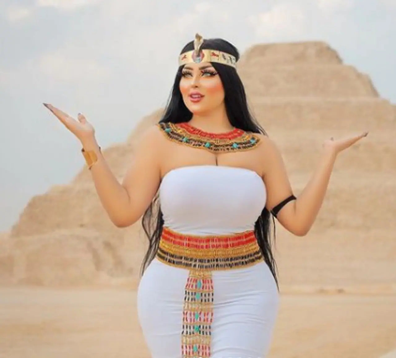 <p>ಈಜಿಪ್ಟ್ನ ಪ್ರಾಚೀನ ಪಿರಮಿಡ್ನ ಮುಂದೆ ಡ್ಯಾನ್ಸ್ ಮಾಡಿದ ಮಾಡೆಲ್ಗೂ, ಅದನ್ನು ಸೆರೆ ಹಿಡಿದ ಛಾಯಾಗ್ರಾಹಕನಿಗೂ ಈಗ ತೊಂದರೆ ಎದುರಾಗಿದೆ.</p> <p>ಈಜಿಪ್ಟ್ನ ಪ್ರಾಚೀನ ಪಿರಮಿಡ್ನ ಮುಂದೆ ಡ್ಯಾನ್ಸ್ ಮಾಡಿದ ಮಾಡೆಲ್ಗೂ, ಅದನ್ನು ಸೆರೆ ಹಿಡಿದ ಛಾಯಾಗ್ರಾಹಕನಿಗೂ ಈಗ ತೊಂದರೆ ಎದುರಾಗಿದೆ.</p>