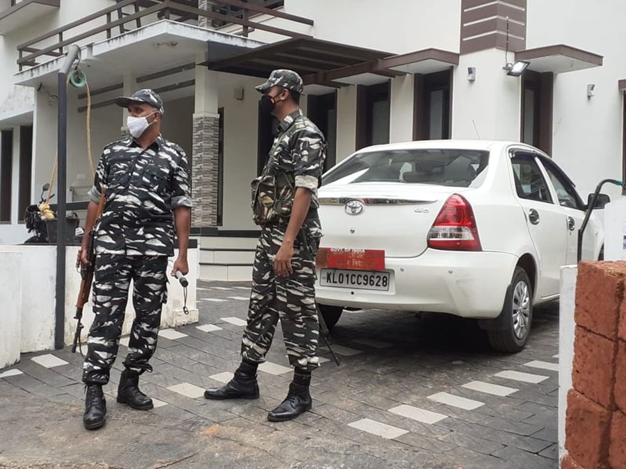 <p>ദേശീയതലത്തിൽ നടക്കുന്ന സമരങ്ങളിൽ നിന്ന് ശ്രദ്ധ തിരിക്കാനാണ് റെയ്ഡെന്ന് ദേശീയ സെക്രട്ടറി നാസറുദ്ദീൻ എളമരം ആരോപിച്ചു. ദില്ലിയില് നടക്കുന്ന കര്ഷക സമരത്തില് പോപ്പുലര്ഫ്രണ്ട് ശക്തമായ പിന്തുണ നല്കുന്നതിനെതിരെയുള്ള കേന്ദ്രസര്ക്കാറിന്റെ പ്രതികാരമാണ് പരിശോധനയെന്നും അദ്ദേഹം പറഞ്ഞു. </p> <p>ദേശീയതലത്തിൽ നടക്കുന്ന സമരങ്ങളിൽ നിന്ന് ശ്രദ്ധ തിരിക്കാനാണ് റെയ്ഡെന്ന് ദേശീയ സെക്രട്ടറി നാസറുദ്ദീൻ എളമരം ആരോപിച്ചു. ദില്ലിയില് നടക്കുന്ന കര്ഷക സമരത്തില് പോപ്പുലര്ഫ്രണ്ട് ശക്തമായ പിന്തുണ നല്കുന്നതിനെതിരെയുള്ള കേന്ദ്രസര്ക്കാറിന്റെ പ്രതികാരമാണ് പരിശോധനയെന്നും അദ്ദേഹം പറഞ്ഞു. </p>