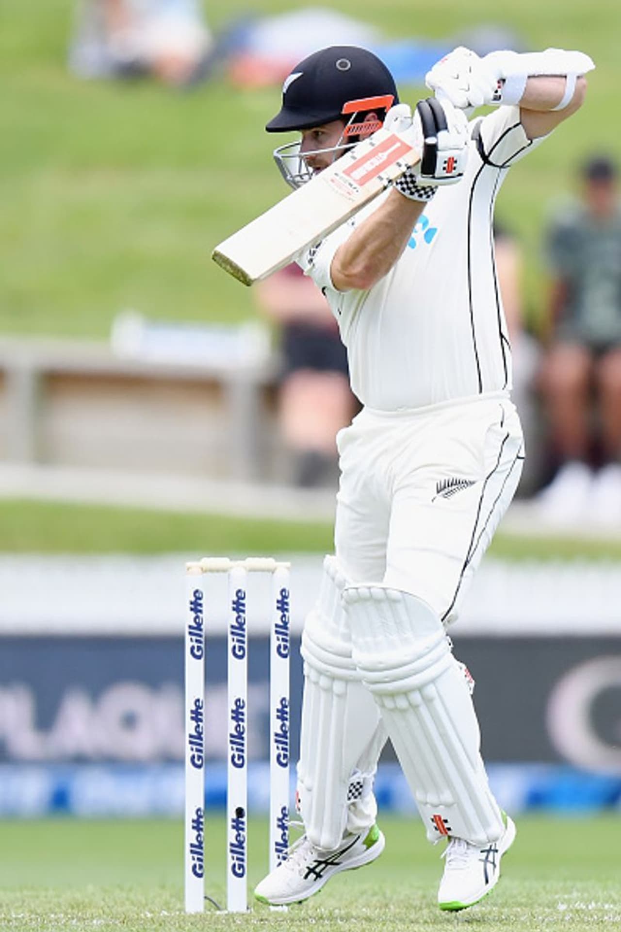 <p>ഹാമില്ട്ടണില് 97 റണ്സെന്ന നിലയിലാണ് കെയ്ന് വില്യംസണ് രണ്ടാം ദിനം ബാറ്റിംഗിന് ഇറങ്ങിയത്. സമ്മര്ദവും പുല്ലുള്ള പിച്ചിലെ ആദ്യ ഓവറുകളുടെ തിളക്കവും ബാറ്റ്സ്മാന്റെ മുട്ടിടിപ്പിച്ചേക്കാവുന്ന സാഹചര്യം.<br /> </p> <p>ഹാമില്ട്ടണില് 97 റണ്സെന്ന നിലയിലാണ് കെയ്ന് വില്യംസണ് രണ്ടാം ദിനം ബാറ്റിംഗിന് ഇറങ്ങിയത്. സമ്മര്ദവും പുല്ലുള്ള പിച്ചിലെ ആദ്യ ഓവറുകളുടെ തിളക്കവും ബാറ്റ്സ്മാന്റെ മുട്ടിടിപ്പിച്ചേക്കാവുന്ന സാഹചര്യം.<br /> </p>