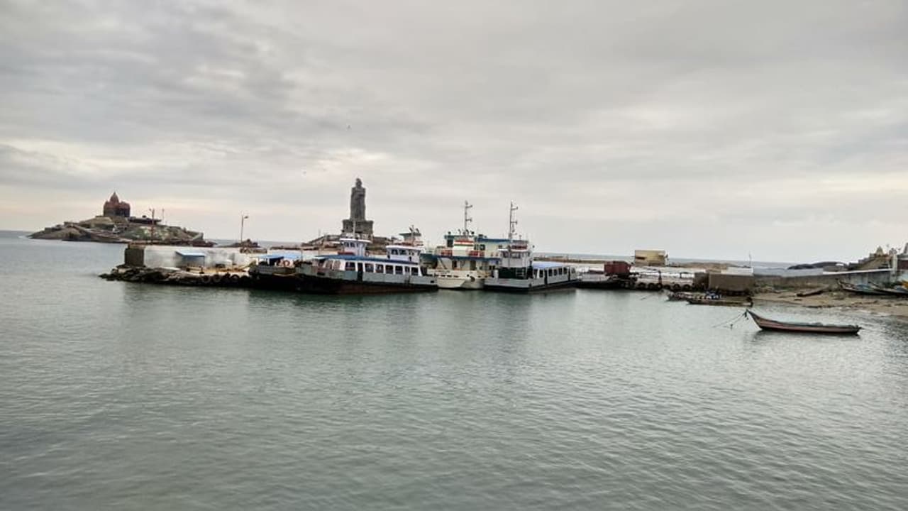 <p>കഴിഞ്ഞ 24 മണിക്കൂറിനുള്ളിൽ 340 മില്ലിമീറ്റർ മഴ ലഭിച്ചതിനെ തുടർന്ന് തമിഴ്‌നാട്ടിലെ കടലൂർ ജില്ലയിലെ ചിദംബരം നടരാജ ക്ഷേത്രം മുങ്ങി. കഴിഞ്ഞ രണ്ട് ദിവസങ്ങളിലെ തുടർച്ചയായ മഴയെത്തുടർന്ന് കടലൂർ, വില്ലുപുരം, കല്ലകുരിചി ജില്ലകളിലെ ജലസംഭരണികളിൽ അഞ്ചിലൊന്നും പരമാവധി ശേഷിയിലേക്ക് അടുക്കുകയാണെന്നാണ് റിപ്പോര്‍ട്ടുകള്‍. മൂന്ന് ജില്ലകളിലെ 440 ജലസംഭരണികളില്‍ എൺപത്തിയൊമ്പതും അവയുടെ മുഴുവൻ ശേഷിയിലെത്തി. എന്നാല്‍ കന്യാകുമാരിയില്‍ നിലവില്‍ സ്ഥിതി ശാന്തമാണ്.&nbsp;</p>