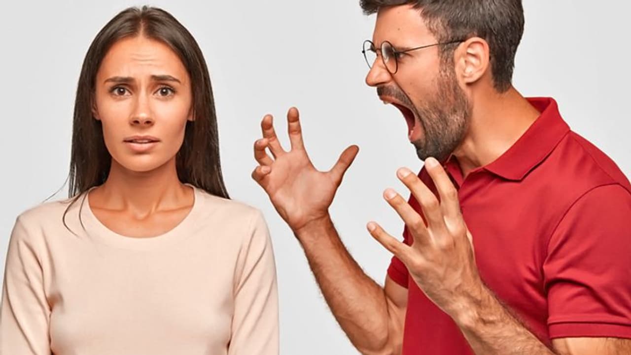 <p>ప్రేమ అనేది జీవితంలో చాలా మధురమైనది. ఒకరి కోసం ఒకరు అనే భావన కలిగేది ప్రేమలో మాత్రమే. ప్రేమించిన వ్యక్తి పక్కన ఉంటే.. ఎంతో హాయిగా.. ప్రశాంతంగా ఉంటుంది. అయితే.. మీ విషయంలో అలా జరగడం లేదా..? ప్రేమించిన వ్యక్తితో మాట్లాడినా.. మెసేజ్ చేసినా.. చాలా టెన్షన్ గా ఉంటోందా..? ఆందోళన కలుగుతుందా..? అయితే ఈ బంధం సమస్యలో ఉన్నట్లేనని నిపుణులు పేర్కొంటున్నారు.</p> <p>ప్రేమ అనేది జీవితంలో చాలా మధురమైనది. ఒకరి కోసం ఒకరు అనే భావన కలిగేది ప్రేమలో మాత్రమే. ప్రేమించిన వ్యక్తి పక్కన ఉంటే.. ఎంతో హాయిగా.. ప్రశాంతంగా ఉంటుంది. అయితే.. మీ విషయంలో అలా జరగడం లేదా..? ప్రేమించిన వ్యక్తితో మాట్లాడినా.. మెసేజ్ చేసినా.. చాలా టెన్షన్ గా ఉంటోందా..? ఆందోళన కలుగుతుందా..? అయితే ఈ బంధం సమస్యలో ఉన్నట్లేనని నిపుణులు పేర్కొంటున్నారు.</p>