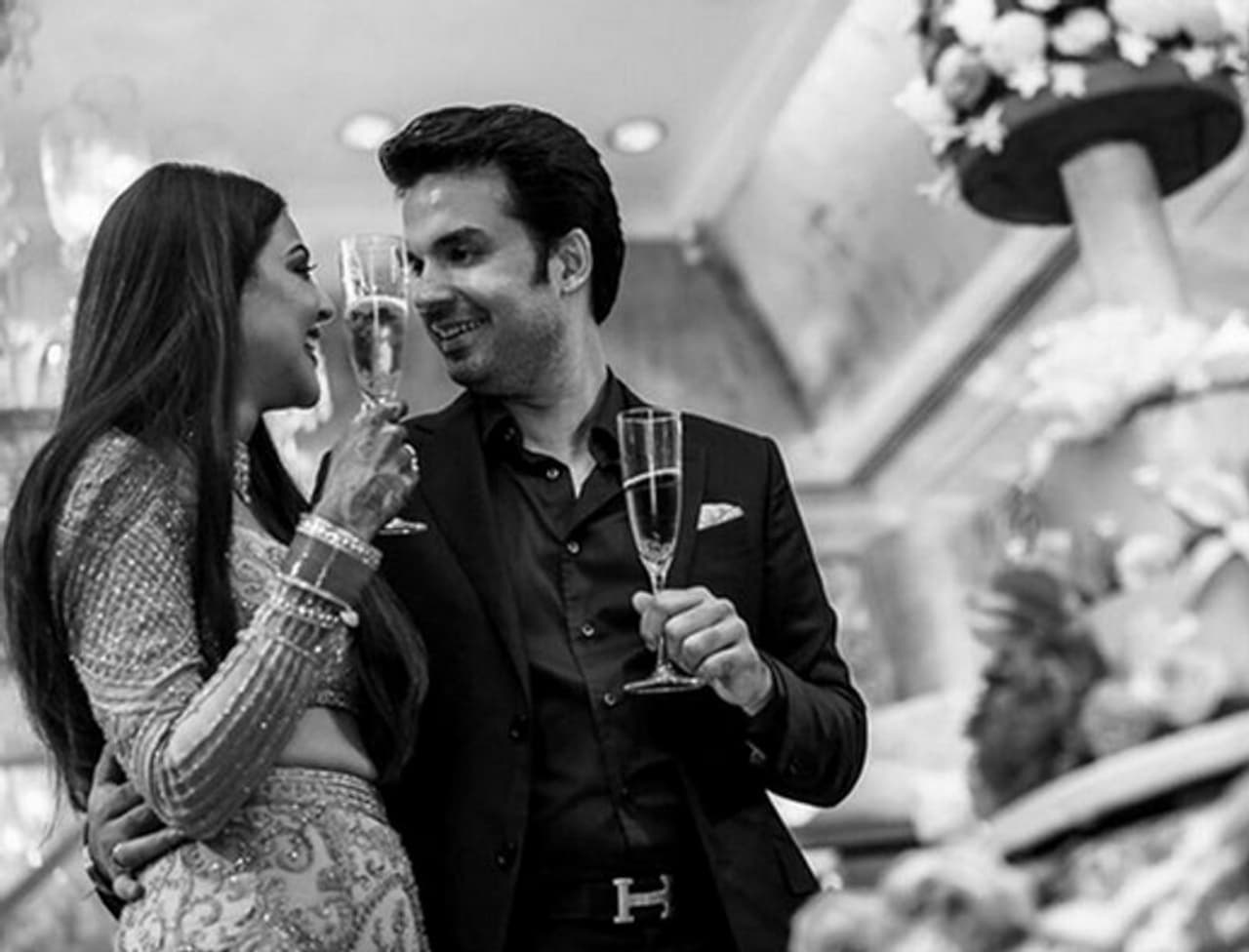 <p>ഏറെക്കാലം പ്രണയത്തിലായിരുന്ന കാജല്‍ അഗര്‍വാളും ഗൗതം കിച്‍ലുവും വീട്ടുകാരുടെ സമ്മതത്തോടെയാണ് അടുത്തിടെ വിവാഹിതരായത്.</p>