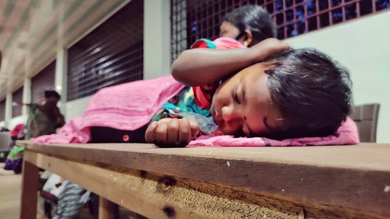 <p>ഇന്നലെ വൈകീട്ടോടെ തമിഴ്നാടിന്റെ തെക്കന് തീരമായ രാമേശ്വരത്തെത്തി ചേര്ന്നതോടെ ശക്തി കുറഞ്ഞെങ്കിലും ഉഷ്ണമേഖലാ ചുഴലിക്കാറ്റായ ബുറേവിയുടെ സ്വാധീനത്തില് തെക്കന് തമിഴ്നാട്ടിലെ മിക്ക സ്ഥലങ്ങളിലും കനത്ത മഴപെയ്യുകയാണ്. താഴ്ന്ന പ്രദേശങ്ങള് മിക്കതും വെള്ളത്തില് മുങ്ങിയെന്നും റിപ്പോര്ട്ടുണ്ട് . കേരളത്തില് ബുറേവി എന്ത് മാത്രം നാശനഷ്ടമുണ്ടാക്കുമെന്ന് ഇപ്പോള് പറയാറാകില്ലെങ്കിലും സംസ്ഥാനം എല്ലാ മുന്കരുതലും കൈക്കൊണ്ടു. നാളെ രാവിലെയോടെയോ ഉച്ചയോടെയോ ബുറെവി കേരളത്തിലേക്ക് പ്രവേശിച്ചേക്കുമെന്നാണ് ഇപ്പോള് ലഭിക്കുന്ന വിവരം. </p> <p>ഇന്നലെ വൈകീട്ടോടെ തമിഴ്നാടിന്റെ തെക്കന് തീരമായ രാമേശ്വരത്തെത്തി ചേര്ന്നതോടെ ശക്തി കുറഞ്ഞെങ്കിലും ഉഷ്ണമേഖലാ ചുഴലിക്കാറ്റായ ബുറേവിയുടെ സ്വാധീനത്തില് തെക്കന് തമിഴ്നാട്ടിലെ മിക്ക സ്ഥലങ്ങളിലും കനത്ത മഴപെയ്യുകയാണ്. താഴ്ന്ന പ്രദേശങ്ങള് മിക്കതും വെള്ളത്തില് മുങ്ങിയെന്നും റിപ്പോര്ട്ടുണ്ട് . കേരളത്തില് ബുറേവി എന്ത് മാത്രം നാശനഷ്ടമുണ്ടാക്കുമെന്ന് ഇപ്പോള് പറയാറാകില്ലെങ്കിലും സംസ്ഥാനം എല്ലാ മുന്കരുതലും കൈക്കൊണ്ടു. നാളെ രാവിലെയോടെയോ ഉച്ചയോടെയോ ബുറെവി കേരളത്തിലേക്ക് പ്രവേശിച്ചേക്കുമെന്നാണ് ഇപ്പോള് ലഭിക്കുന്ന വിവരം. </p>