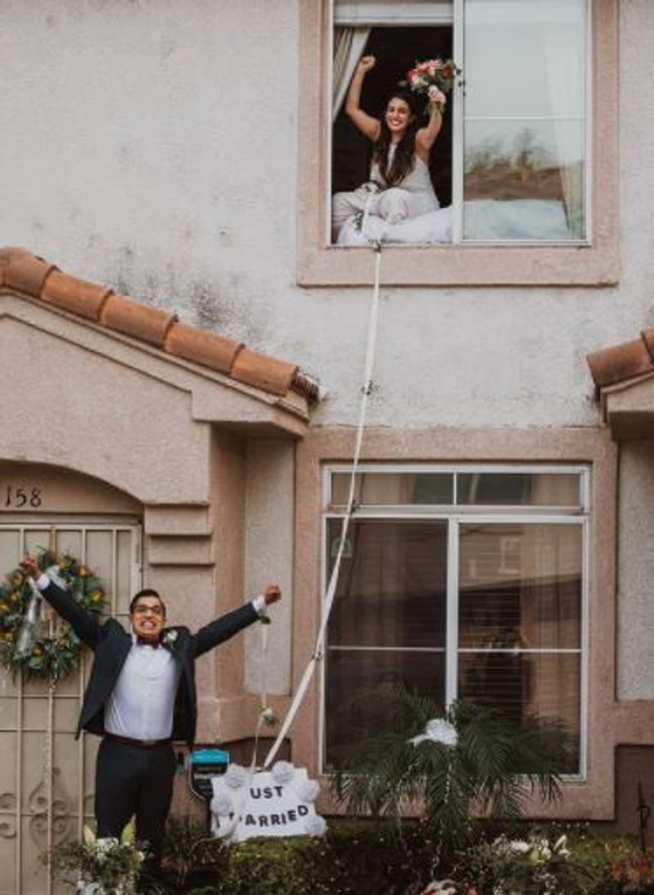 <p>വധുവിന് കൊവിഡാണെന്ന് പറഞ്ഞ് ബന്ധുക്കൾ വിവാഹമൊന്നും മാറ്റിവയ്ക്കാൻ തയ്യാറായില്ല.</p>