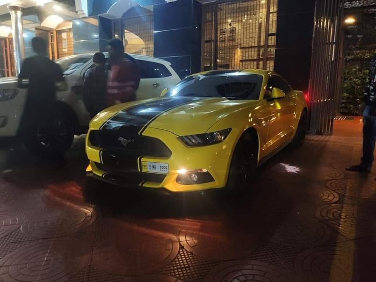 <p>ಕನ್ನಡ ಚಿತ್ರರಂಗದ ಯಶಸ್ವಿ ನಾಯಕ ನಟ, ಅಪಾರ ಅಭಿಮಾನಿಗಳನ್ನು ಹೊಂದಿರುವ ದರ್ಶನ್ ಲೈಫ್ ಸ್ಟೈಲ್ ತುಂಬಾ ಡಿಫರೆಂಟ್. &nbsp;ಸಿನಿಮಾ ಹೊರತು ಪಡಿಸಿದರೆ ದರ್ಶನ್ ಕಾರು ಕ್ರೇಜ್ ತುಂಬಾ ಇದೆ.<br />&nbsp;</p>