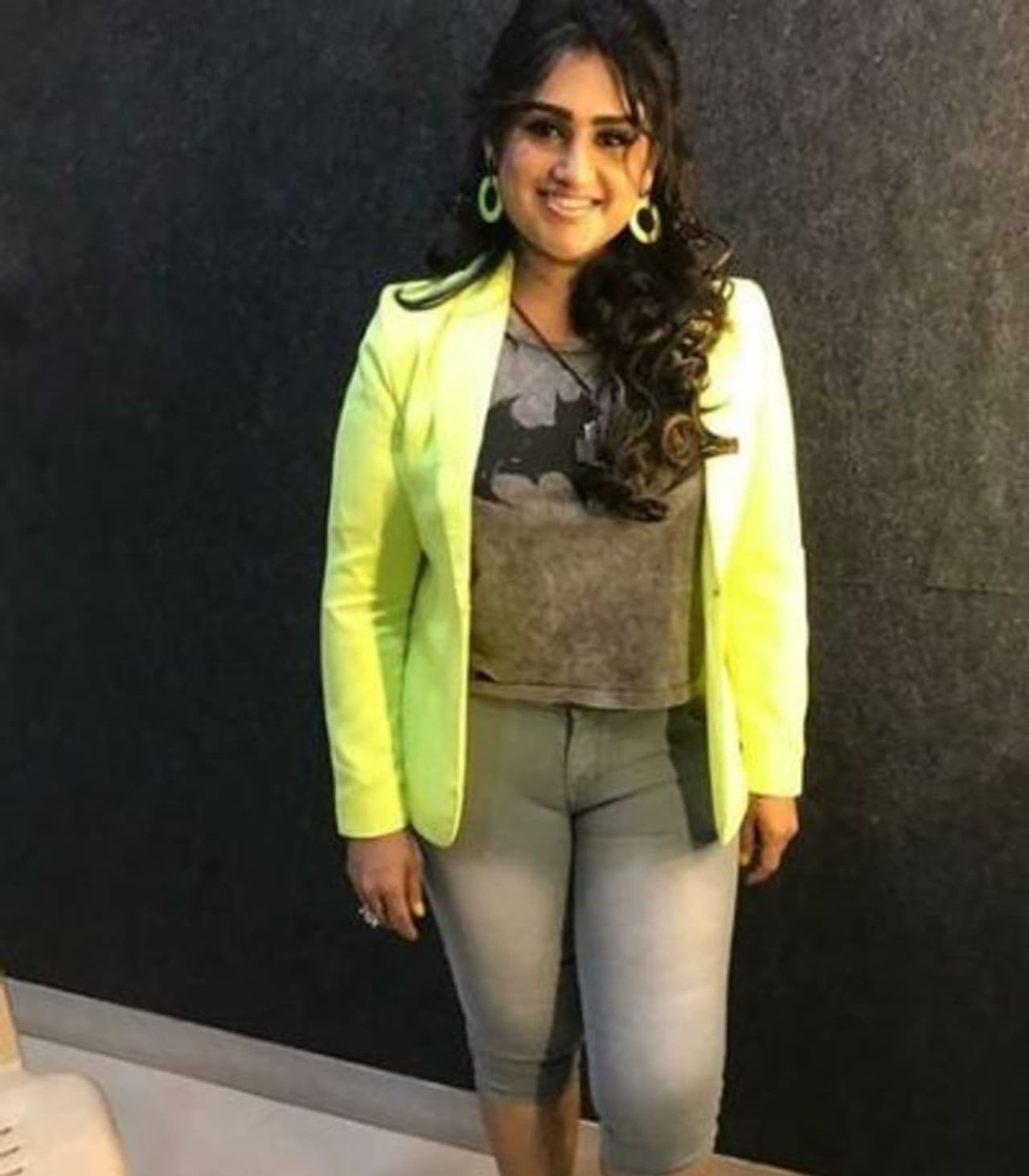 <p>ஏற்கனவே இரண்டு முறை திருமணம் ஆகி விவாகரத்து பெற்ற வனிதா, பல்வேறு எதிர்ப்புகளை கடந்து, பீட்டர் பால் தான் வேண்டும் என அவரை காதலித்து 3 ஆவதாக திருமணம் செய்து கொண்டவர்.</p>