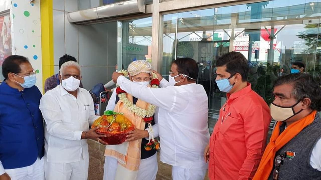 <p>ರಾಷ್ಟ್ರೀಯ ಪ್ರಧಾನ ಕಾರ್ಯದರ್ಶಿ ಹಾಗೂ ರಾಜ್ಯ ಉಸ್ತುವಾರಿಗಳಾದ ಅರುಣ್ ಸಿಂಗ್ ಅವರು ಬೆಳಗಾವಿಯಲ್ಲಿ ನಡೆಯಲಿರುವ ರಾಜ್ಯ ಕಾರ್ಯಕಾರಿಣಿಗೆ ಆಗಮಿಸುತ್ತಿರುವ ಹಿನ್ನೆಲೆಯಲ್ಲಿ ಗೋವಾ ವಿಮಾನ ನಿಲ್ದಾಣದಲ್ಲಿ ಅವರನ್ನು ಸ್ವಾಗತಿಸಲಾಯಿತು.</p> <p>ರಾಷ್ಟ್ರೀಯ ಪ್ರಧಾನ ಕಾರ್ಯದರ್ಶಿ ಹಾಗೂ ರಾಜ್ಯ ಉಸ್ತುವಾರಿಗಳಾದ ಅರುಣ್ ಸಿಂಗ್ ಅವರು ಬೆಳಗಾವಿಯಲ್ಲಿ ನಡೆಯಲಿರುವ ರಾಜ್ಯ ಕಾರ್ಯಕಾರಿಣಿಗೆ ಆಗಮಿಸುತ್ತಿರುವ ಹಿನ್ನೆಲೆಯಲ್ಲಿ ಗೋವಾ ವಿಮಾನ ನಿಲ್ದಾಣದಲ್ಲಿ ಅವರನ್ನು ಸ್ವಾಗತಿಸಲಾಯಿತು.</p>