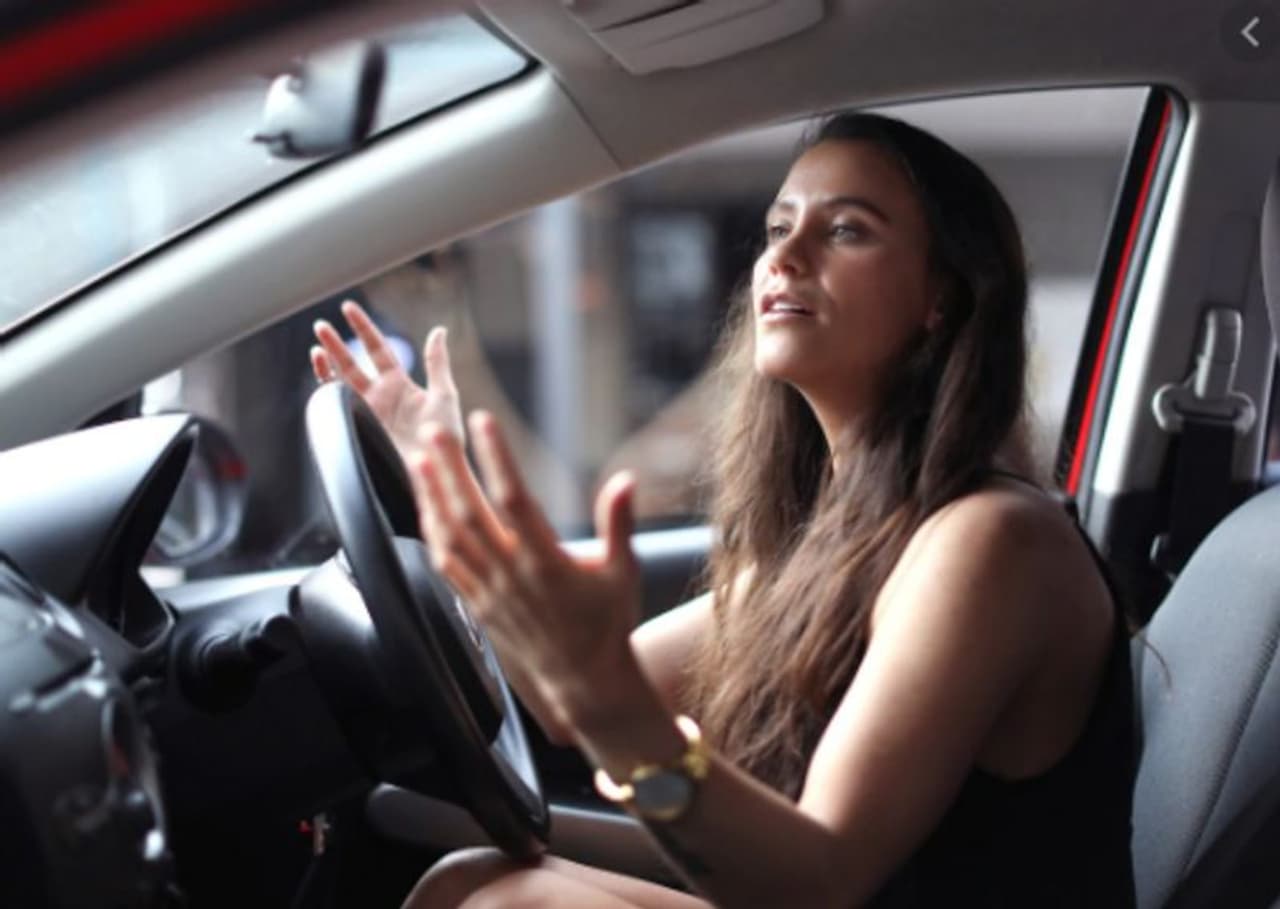 <p>അക്ഷമയോടെയുള്ള ഡ്രൈവിങ്ങും പെട്ടെന്ന് ബ്രേക്ക് ചവിട്ടുന്നതും പെട്ടെന്ന് വാഹനം മുന്നോട്ട് എടുക്കുന്നതും ഇന്ധനം പാഴായിപ്പോകുന്നതിന്റെ പ്രധാന കാരണങ്ങളാണെന്ന് 40 ശതമാനം ഇന്ത്യന്‍ ഡ്രൈവര്‍മാര്‍ക്കും അറിയില്ല. ആക്‌സിലറേറ്റര്‍ ഒരു നിയന്ത്രണവുമില്ലാതെ പ്രയോഗിക്കുകയും ബ്രേക്കിങ് സംവിധാനം അലക്ഷ്യമായി ഉപയോഗിക്കുകയും ചെയ്യുന്നവരാണ് ഇക്കൂട്ടര്‍</p>