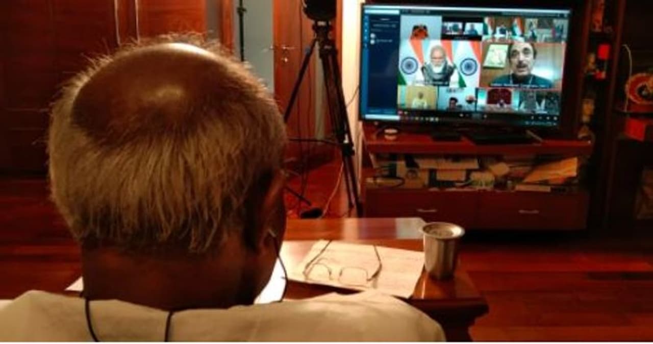 <p>ಪ್ರಧಾನಿ ನರೇಂದ್ರ ಮೋದಿ ಅವರು ಶುಕ್ರವಾರ ಕರೆದಿದ್ದ ಸರ್ವಪಕ್ಷ ಸಭೆಯಲ್ಲಿ ರಾಜ್ಯಸಭಾ ಸದಸ್ಯ ಜೆಡಿಎಸ್ ರಾಷ್ಟ್ರೀಯ ಅಧ್ಯಕ್ಷ ಎಚ್.ಡಿ.ದೇವೇಗೌಡ ಕೊರೋನಾ ಲಸಿಕೆ ಕುರಿತು ಪ್ರಧಾನಿಗೆ ಪ್ರಶ್ನೆಗಳ ಜೊತೆಗೆ ಸಲಹೆಯನ್ನೂ ನೀಡಿದದರು.</p>