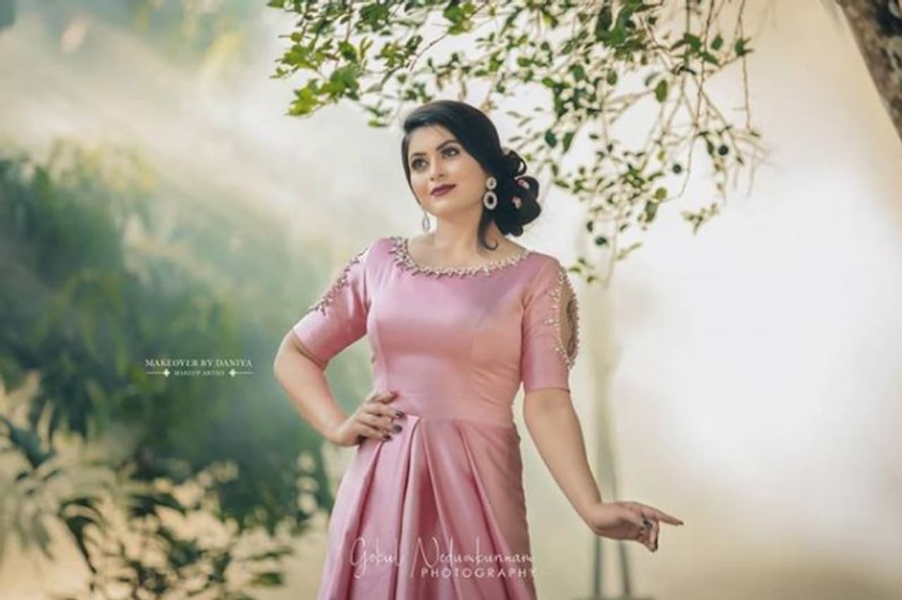 <p>ഗോകുൽ നെടുംകുന്നം ആണ് ശ്രുതിയുടെ മനോഹര ചിത്രങ്ങൾ പകർത്തിയത്. പിങ്ക് നിറത്തിലുള്ള ഗൗണിൽ അതി സുന്ദരിയായാണ് താരം പ്രത്യക്ഷപ്പെടുന്നത്. </p> <p>ഗോകുൽ നെടുംകുന്നം ആണ് ശ്രുതിയുടെ മനോഹര ചിത്രങ്ങൾ പകർത്തിയത്. പിങ്ക് നിറത്തിലുള്ള ഗൗണിൽ അതി സുന്ദരിയായാണ് താരം പ്രത്യക്ഷപ്പെടുന്നത്. </p>