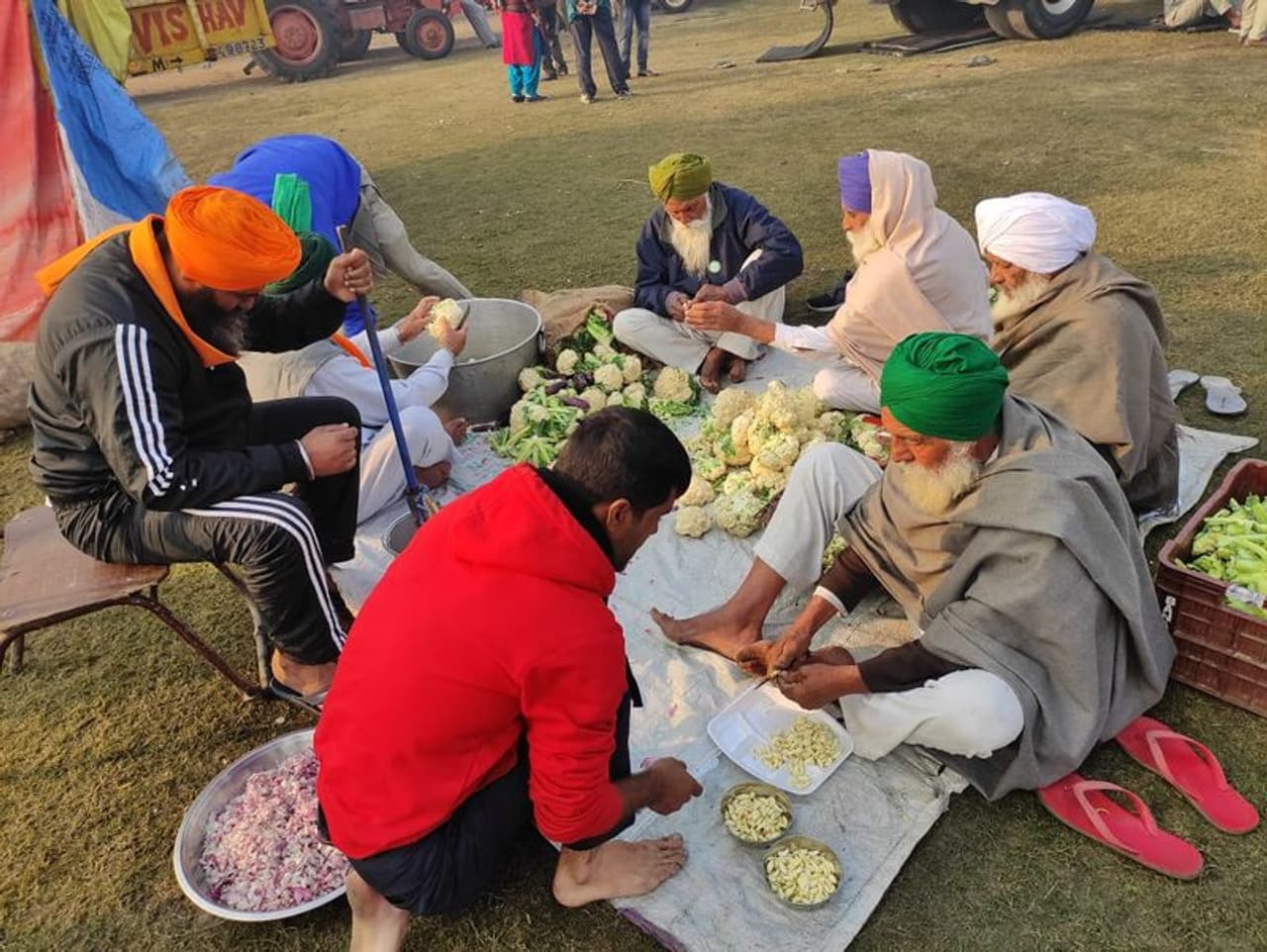 <p>നിയമഭേദഗതി നടപ്പാക്കുകയാണ് കേന്ദ്രസർക്കാരിന്‍റെ ഉദ്ദേശമെങ്കിൽ നാളത്തെ ചർച്ച കൊണ്ടും കാര്യമില്ലെന്ന് എഐകെഎസ് നേതാവ് ഹനൻ മൊല്ല ഏഷ്യാനെറ്റ് ന്യൂസിനോട് പറഞ്ഞു. മിനിമം താങ്ങുവില ഉറപ്പുനൽകുന്ന തരത്തിൽ കർഷകനിയമ ഭേദഗതികളിൽ ചട്ടങ്ങൾ കൊണ്ടുവരുമെന്ന് രേഖാമൂലം ഉറപ്പുനൽകാമെന്നാണ് കേന്ദ്രസർക്കാരിന്‍റെ വാഗ്ദാനം.&nbsp;</p>