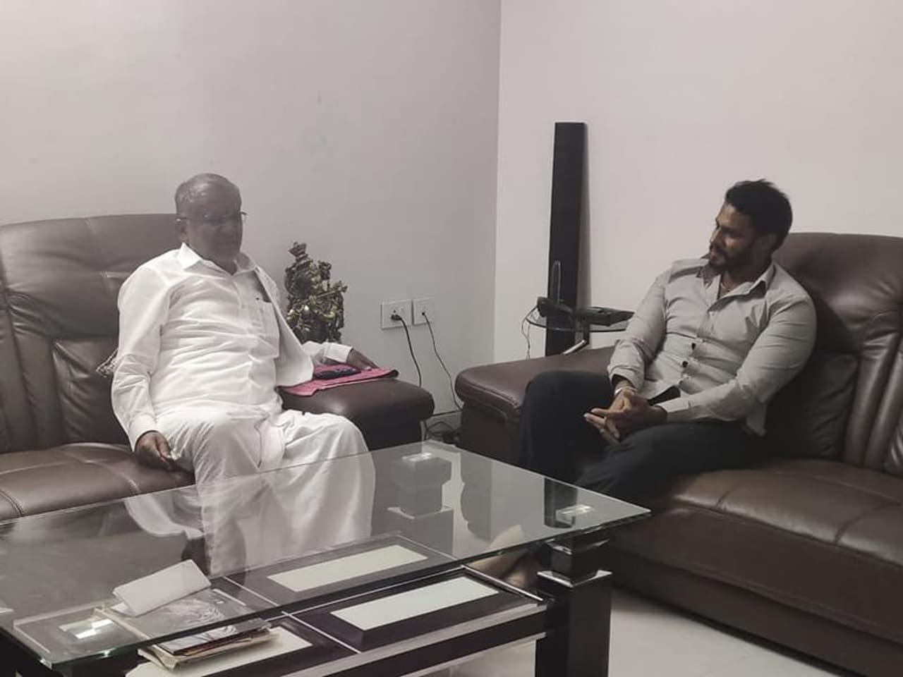 <p>ನಿಖಿಲ್​ ಕುಮಾರಸ್ವಾಮಿ ಹಾಗೂ ಹೆಂಡತಿ ರೇವತಿ ಜೆಡಿಎಸ್ ರೆಬೆಲ್ ಶಾಸಕ ಜಿಟಿ ದೇವೇಗೌಡ ಅವರ ಮನೆಗೆ ಭೇಟಿ ನೀಡಿದ್ದಾರೆ.</p>