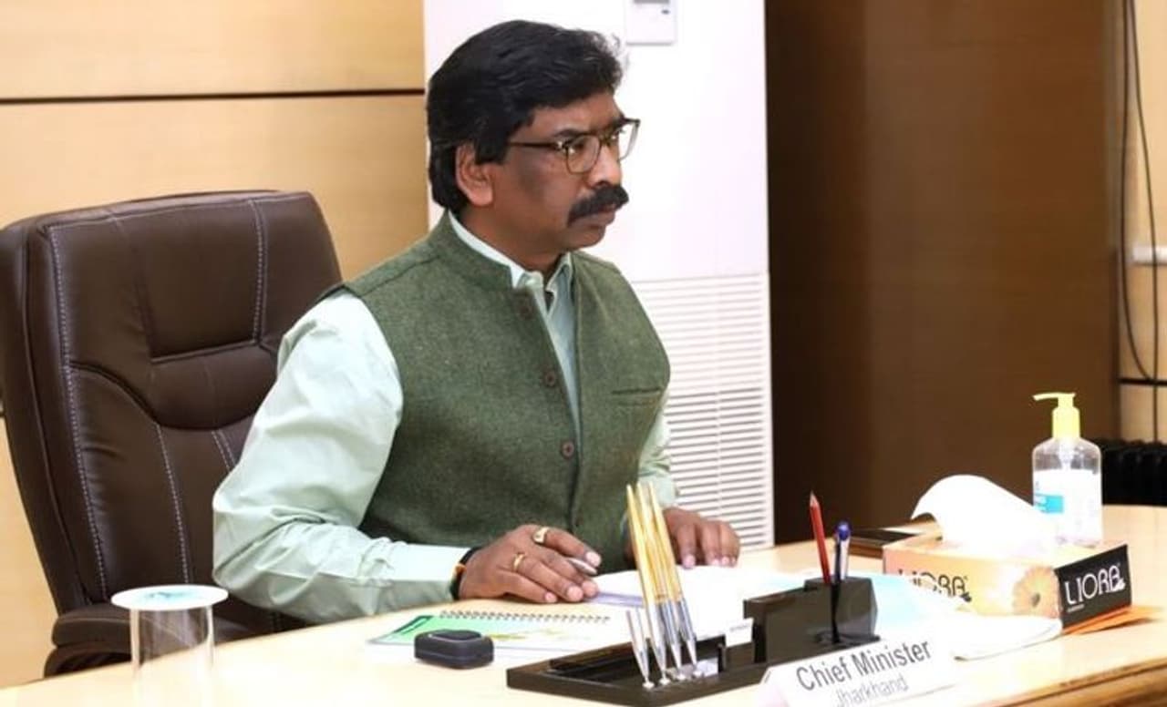 <p>The JMM which was aiming to get a chunk of the ST seats in the border and northern districts of West Bengal, said it has decided not to contest the polls after consultations with chief minister Hemant Soren.<br /> </p> <p>The JMM which was aiming to get a chunk of the ST seats in the border and northern districts of West Bengal, said it has decided not to contest the polls after consultations with chief minister Hemant Soren.<br /> </p>