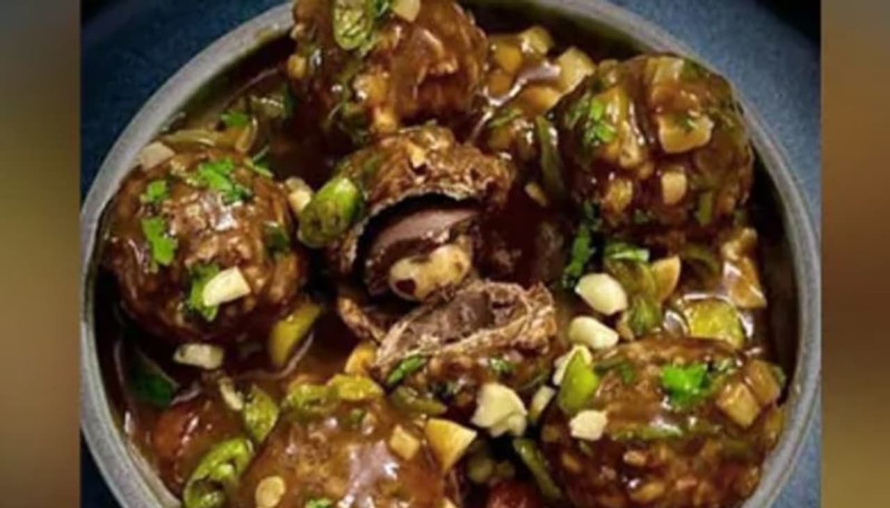 <p>&nbsp;</p><p>കഴിഞ്ഞ ദിവസങ്ങളില്‍ ട്വിറ്ററില്‍ ഏറെ പ്രചരിക്കപ്പെട്ട ചിത്രമായിരുന്നു 'ചോക്ലേറ്റ് മഞ്ചൂരിയന്‍' എന്ന വിഭവത്തിന്റെ ചിത്രം. വിചിത്രമായ 'റെസിപി' എന്ന പേരില്‍ തന്നെയായിരുന്നു ഇത് ശ്രദ്ധിക്കപ്പെട്ടത്.&nbsp;</p><p>&nbsp;</p>