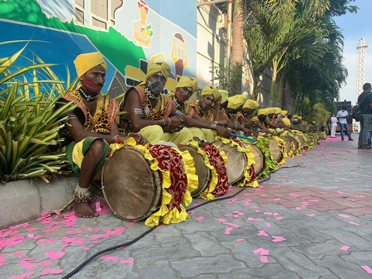 <p>ഒരു സംസ്ഥാന കോര്‍പ്പറേഷന്‍ തെരഞ്ഞെടുപ്പ് പിടിക്കാനായി ബിജെപി പ്രചാരണരംഗത്ത് കേന്ദ്ര നേതൃത്വത്തെ തന്നെ ഇറക്കിയിരുന്നു. കേന്ദ്രമന്ത്രിമാരടക്കമുള്ള വമ്പന്‍ നേതൃനിരയെ തന്നെ ഇറക്കിയ ബിജെപിയുടെ തെരഞ്ഞെടുപ്പ് പ്രചാരണം ഒന്ന് കൊണ്ട് ഹൈദരാബാദ് കോര്‍പറേഷന്‍ തെരഞ്ഞെടുപ്പ് ദേശീയ ശ്രദ്ധയാകര്‍ഷിച്ചിരുന്നു.&nbsp;</p>